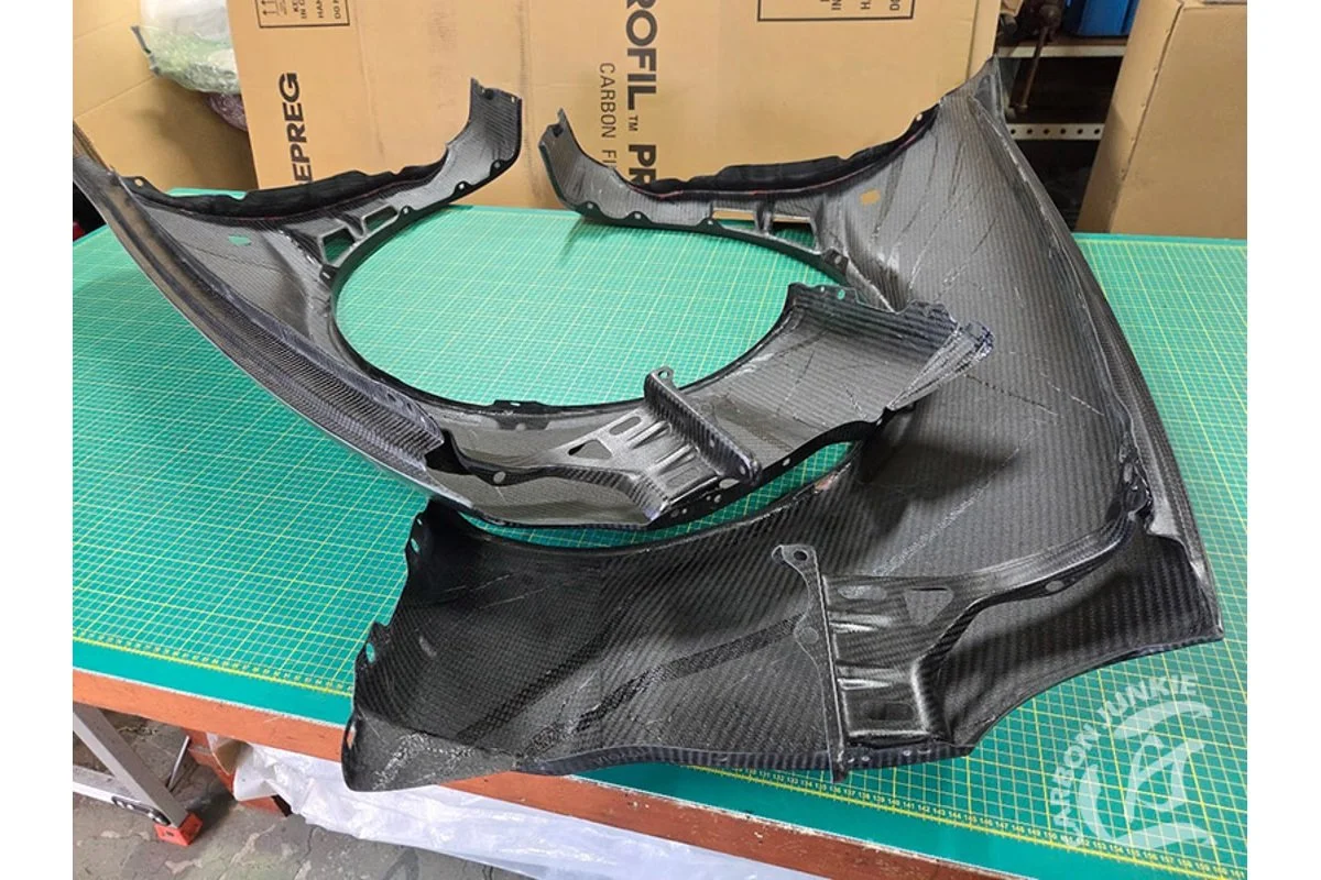 carbon-junkie-st205-front-fenders-04.jpg