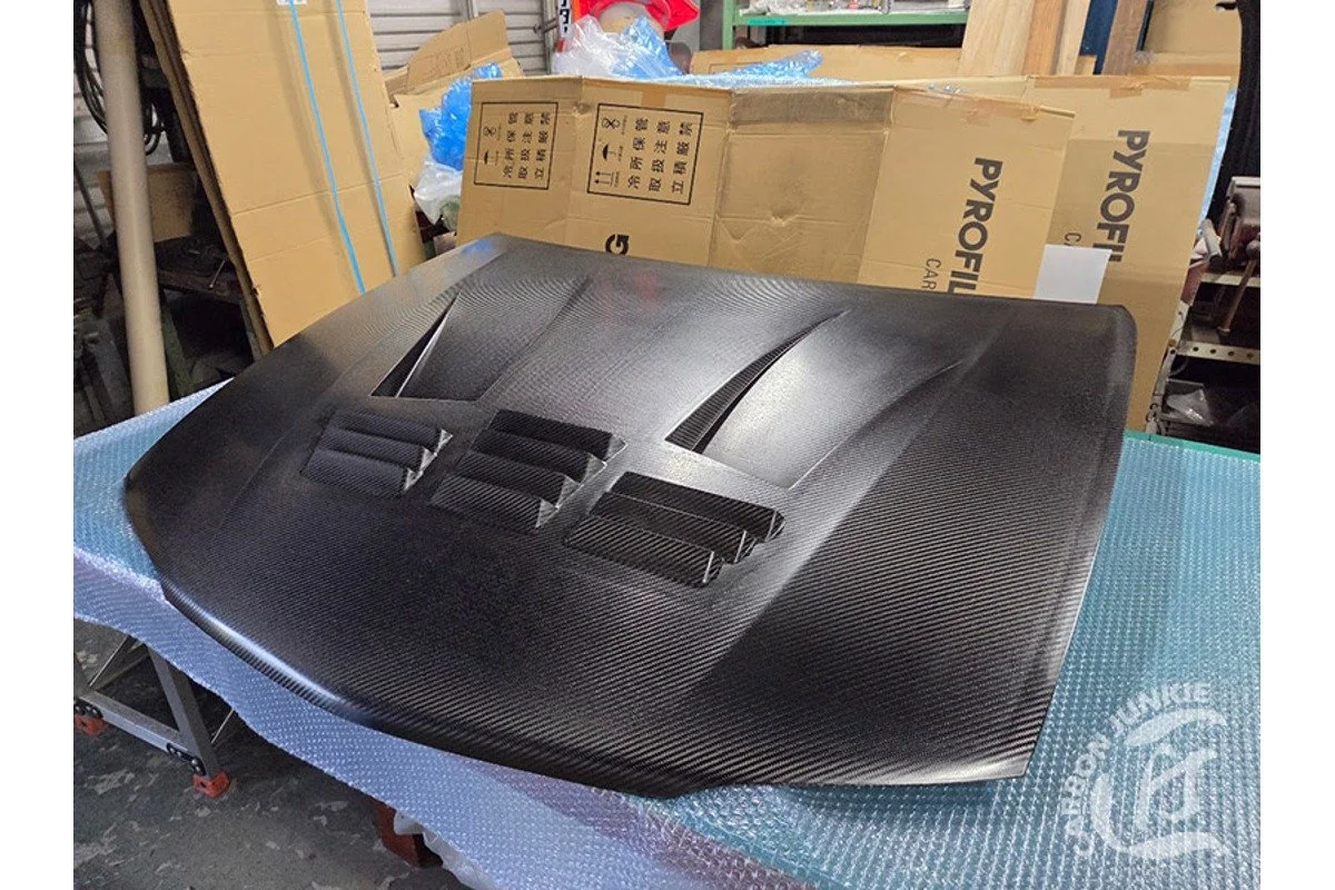 carbon-junkie-ae111-aero-bonnet-01.jpg