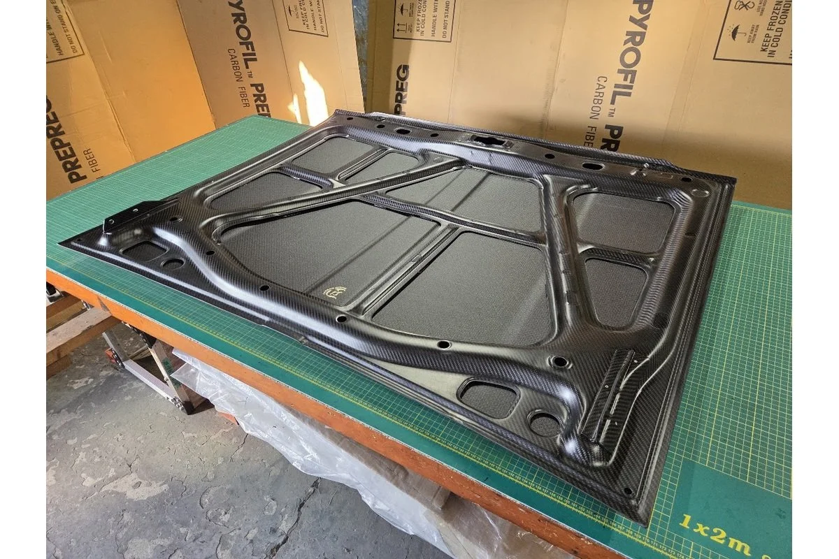 carbon-junkie-b310-bonnet-11.jpg