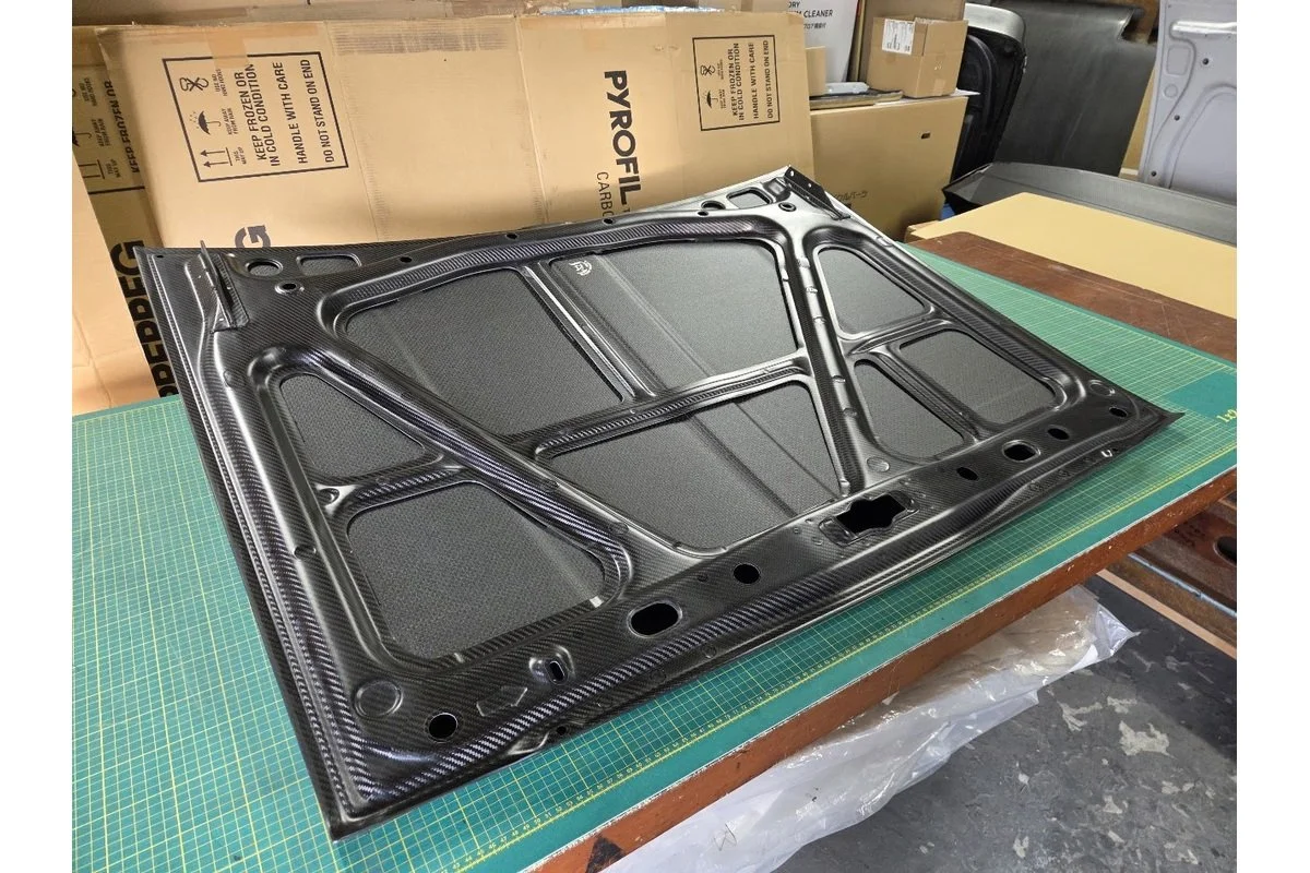 carbon-junkie-b310-bonnet-08.jpg