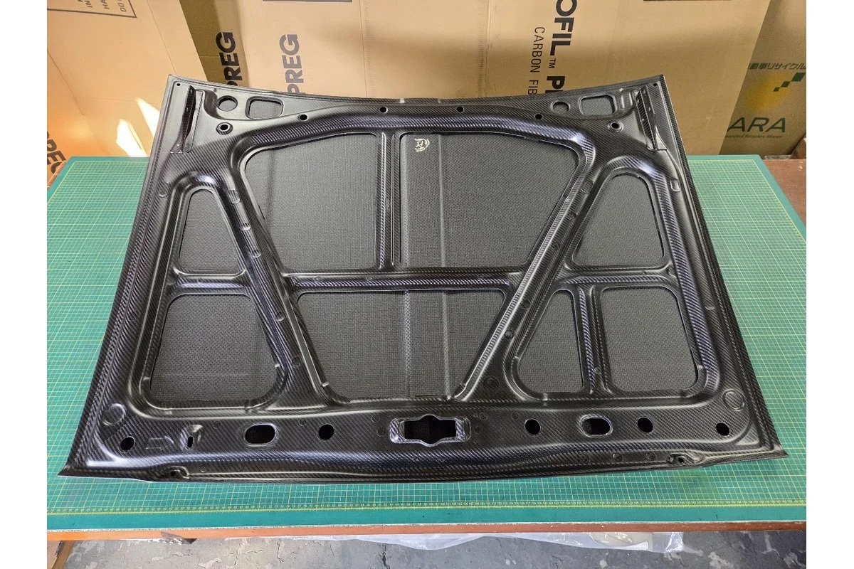 carbon-junkie-b310-bonnet-07.jpg