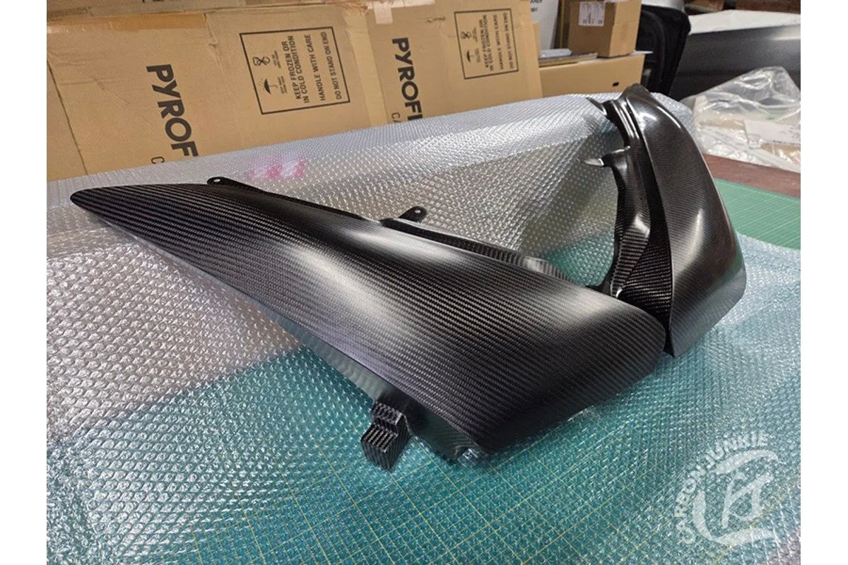 carbon-junkie-r35-headlight-covers-03.jpg