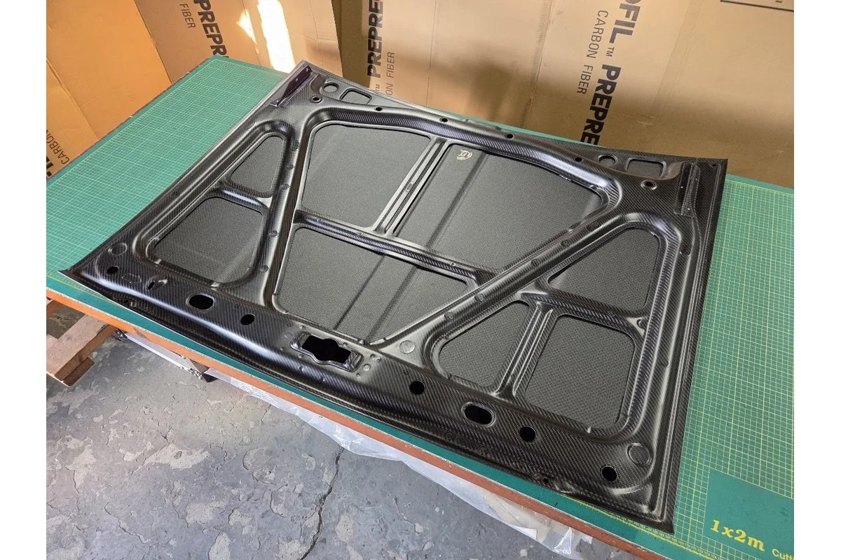 carbon-junkie-b310-bonnet-06.jpg
