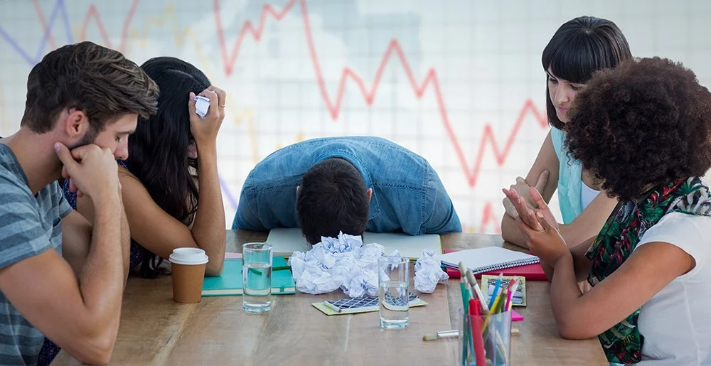 Personas aburridas y desmotivadas en una reunión como ejemplo de un Safety Day poco atractivo que Prevensis transforma en una experiencia dinámica