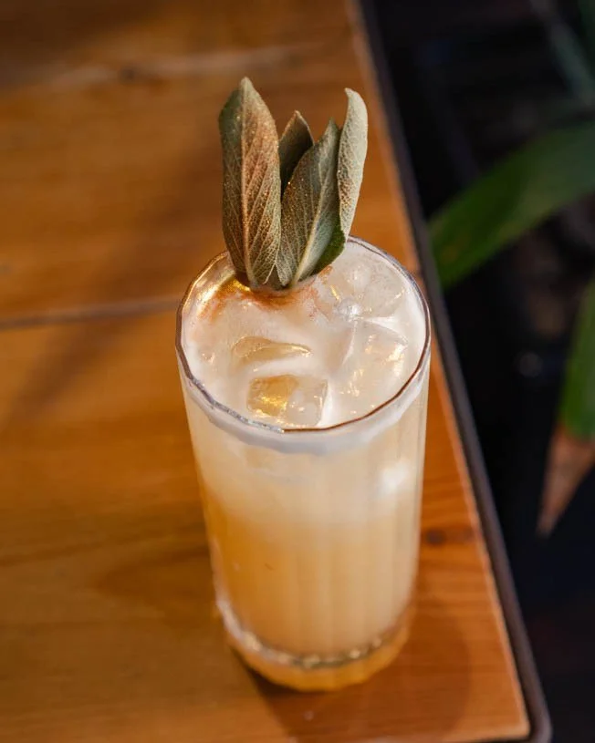 Pear Pressure 🍐

Absolut Pear vodka, elderflower liqueur, pear pur&eacute;e, cinnamon syrup, lemon, bitters and soda 🍸

On the drinks menu this Saturday. Open until late with DJs taking it through the night 🎶

#ptmy #saturdaydrinks #djs #morpethdr