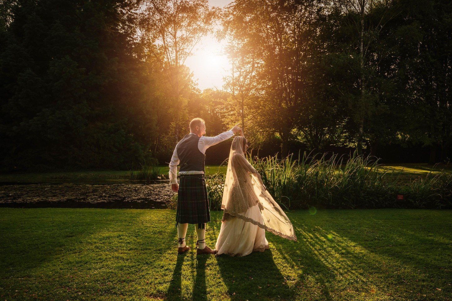 Its finally May and the warmer nights and golden hour is just perfect at this time of year as the sunsets by 9pm. This gives you time to enjoy your reception and then sneak out to captured it alone.

Captured by @zaradavisphoto

#watersedge #cotswold