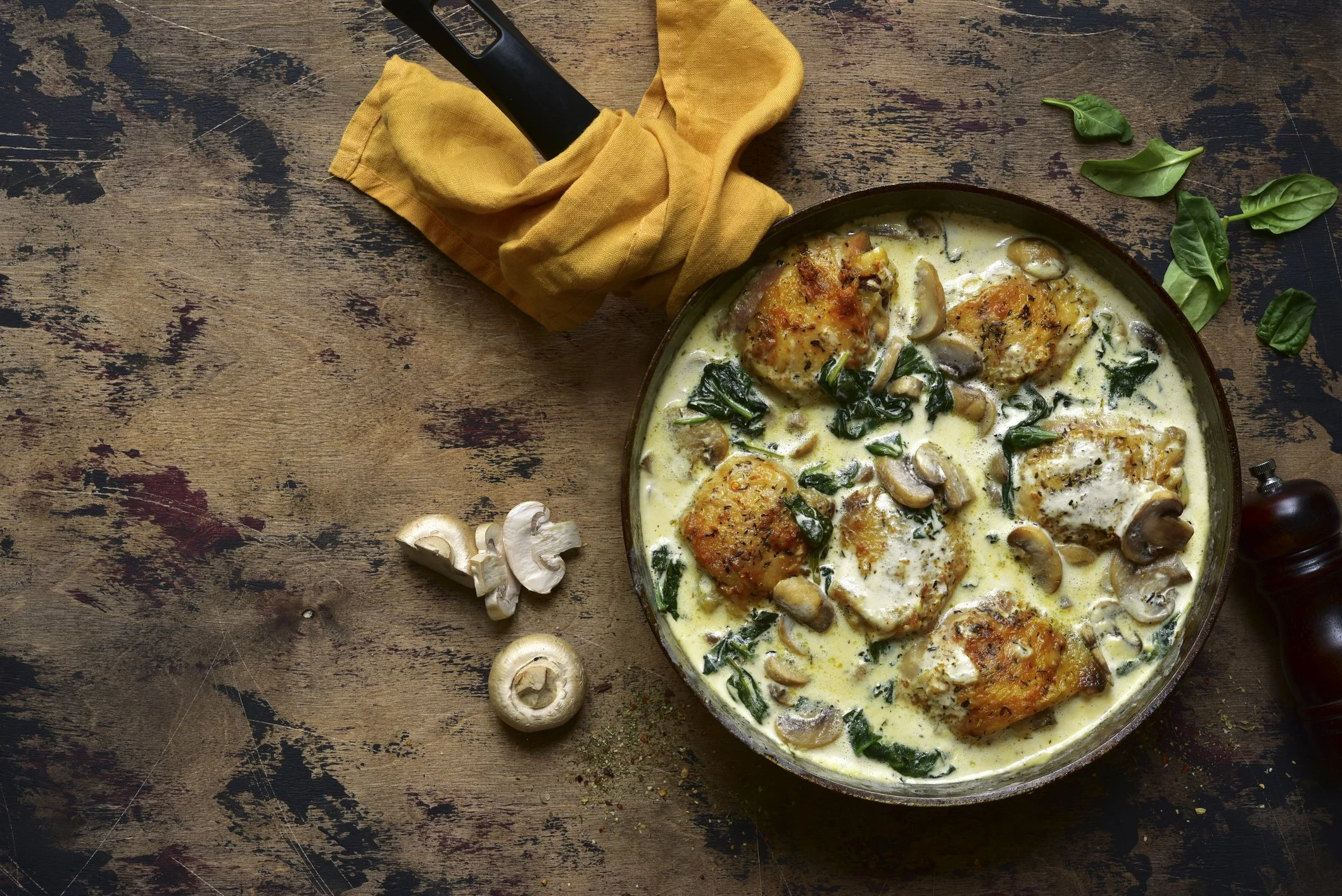 Geschmorte Hühnerkeulen mit Pilzen und Spinat