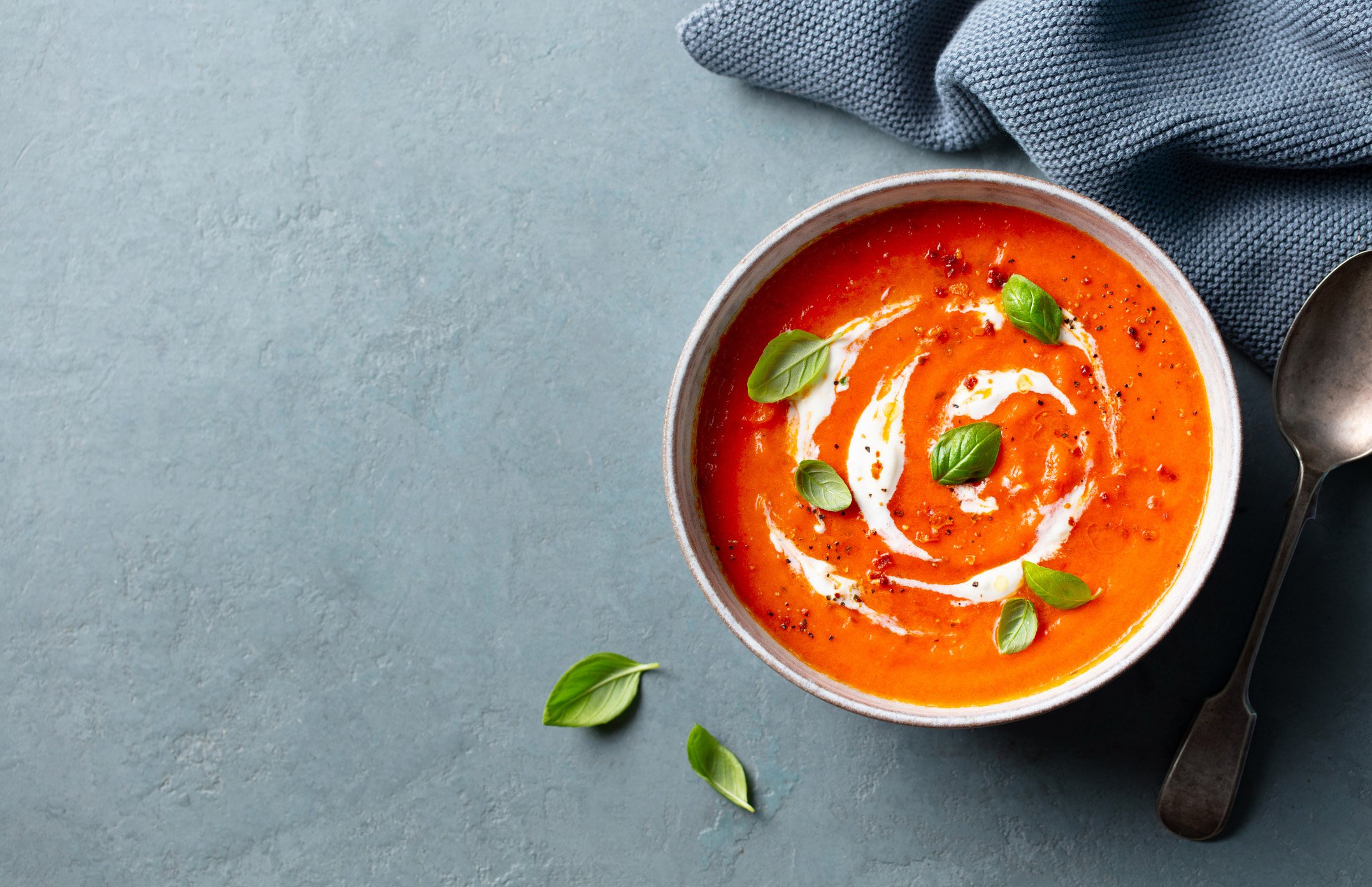 Gazpacho mit Dinkel-Kräuter-Fladen