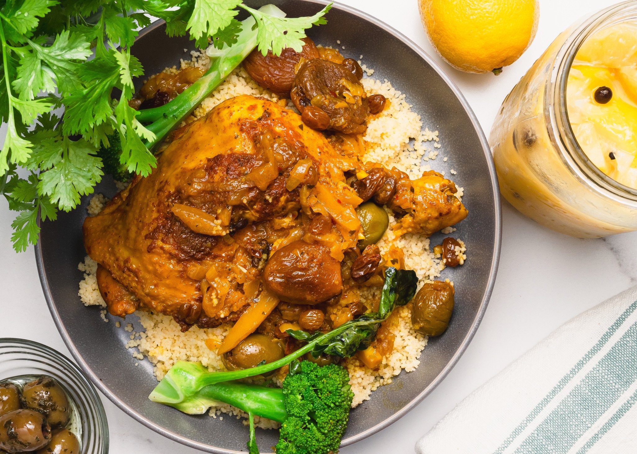 Marokkanisches Zitronen-Oliven-Hähnchen mit Couscous