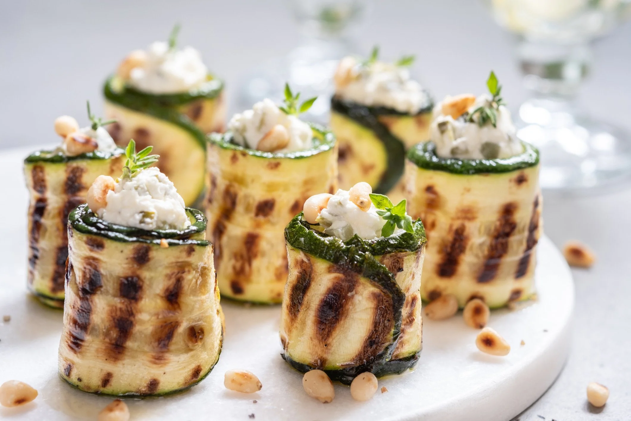 Gegrillte Zucchini-Röllchen mit Kräuter-Frischkäse und Tomaten-Relish