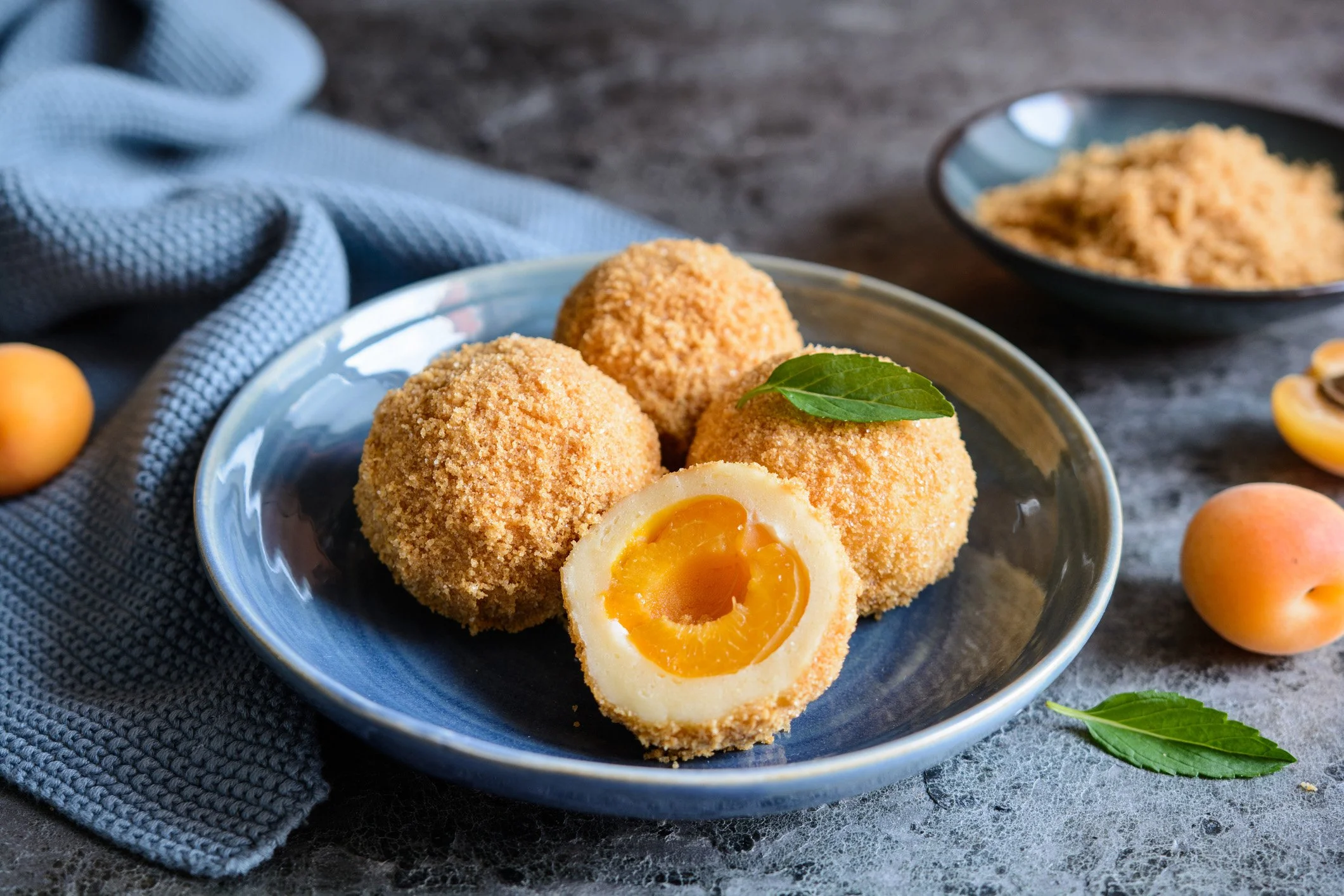 Marillenknödel mit Tonkabohne-Topfenteig & Haselnussbröseln