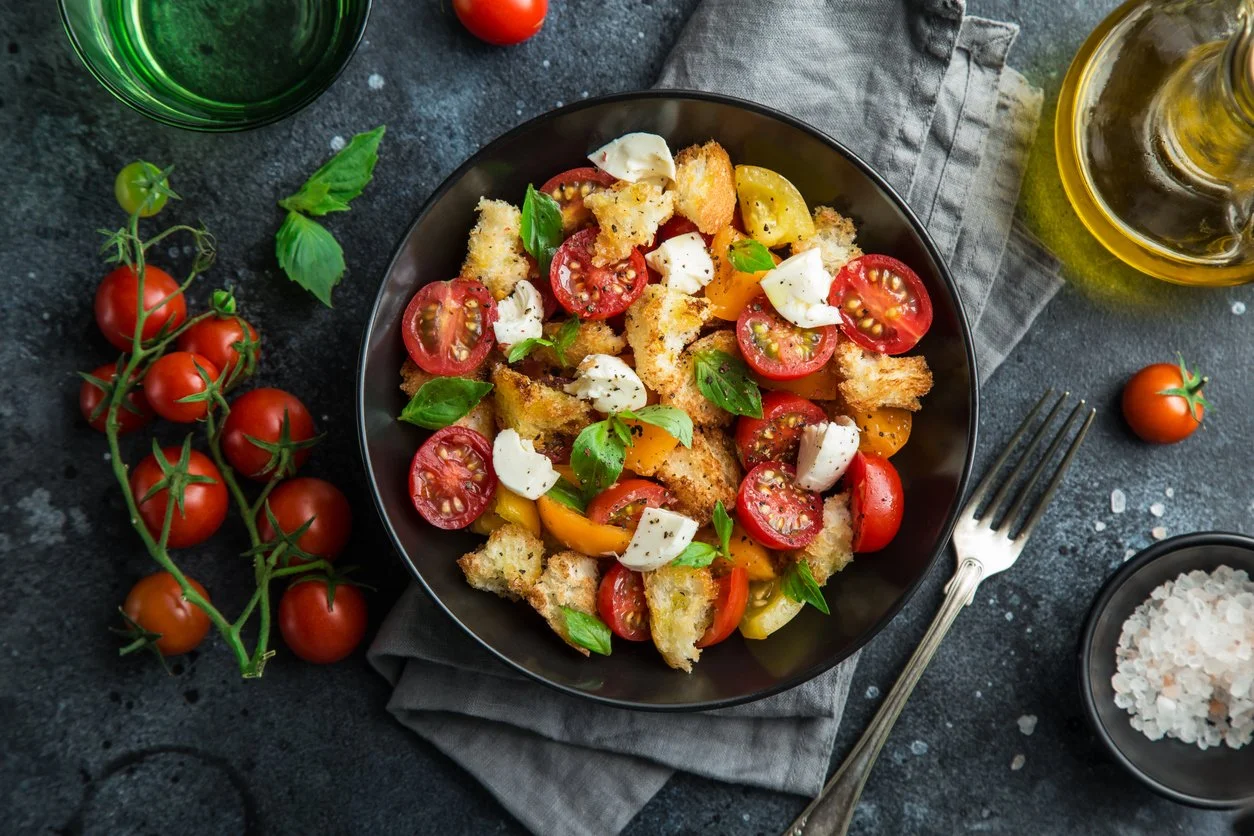 Tomaten-Brot-Salat mit Mozzarella