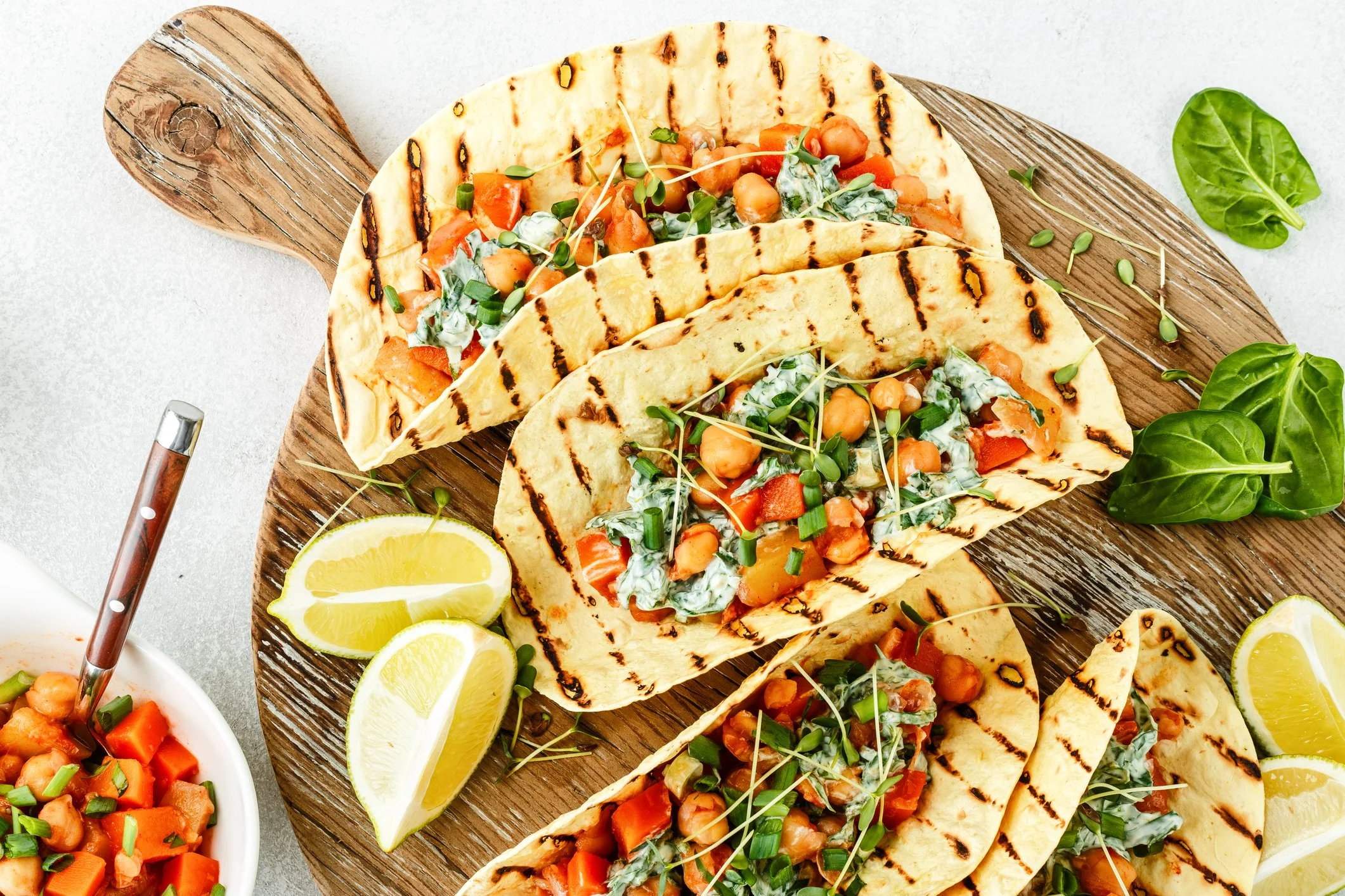 Vegetarische Tacos mit Kichererbsen-Curry und Kräuterrahm