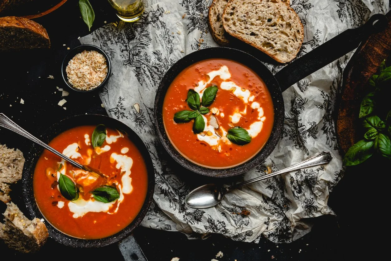 Paprika-Tomaten-Suppe mit Ricotta, Pistazien &amp; Basilikum