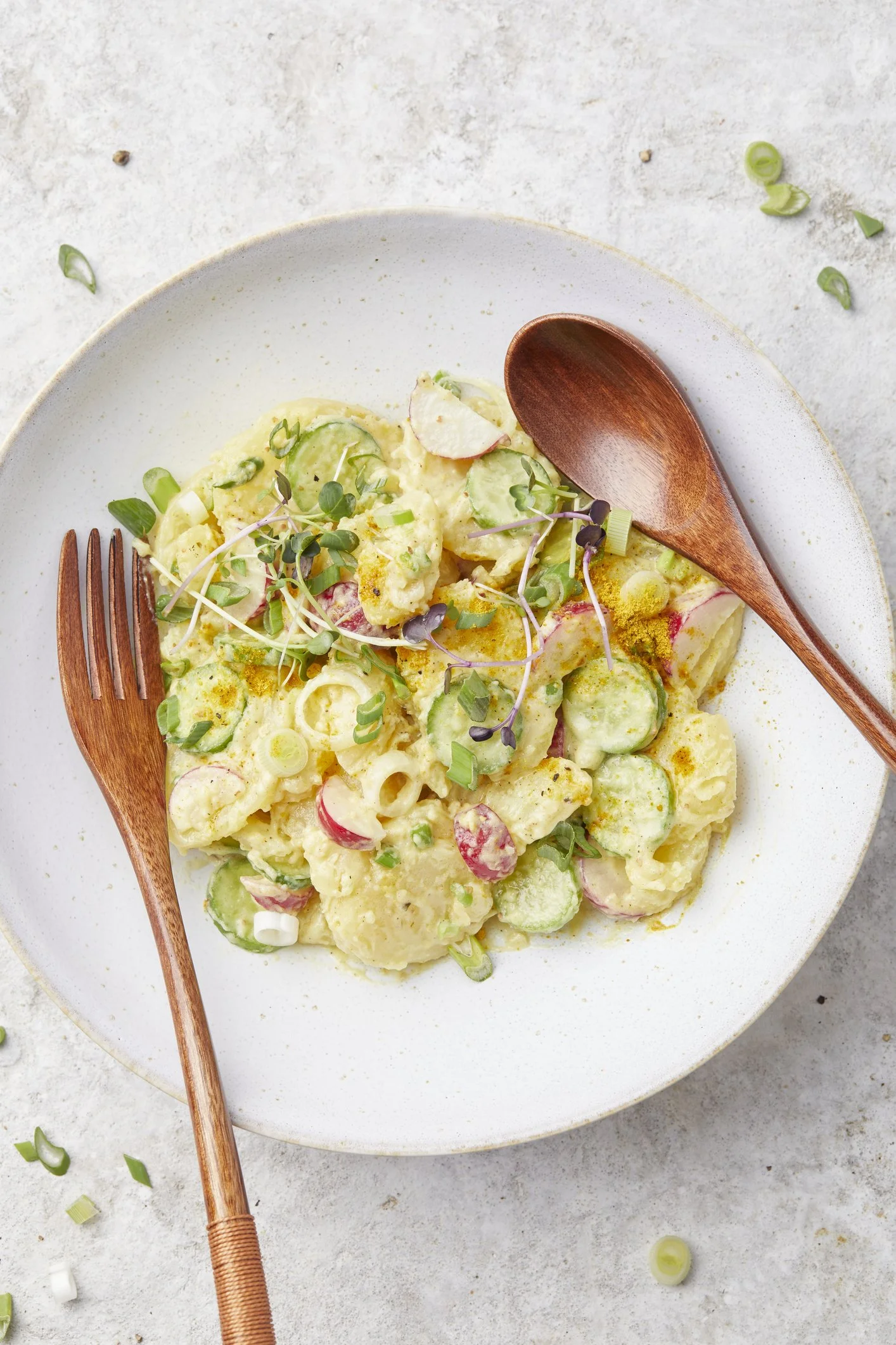 Curry-Erdäpfelsalat mit Radieschen und Gurke