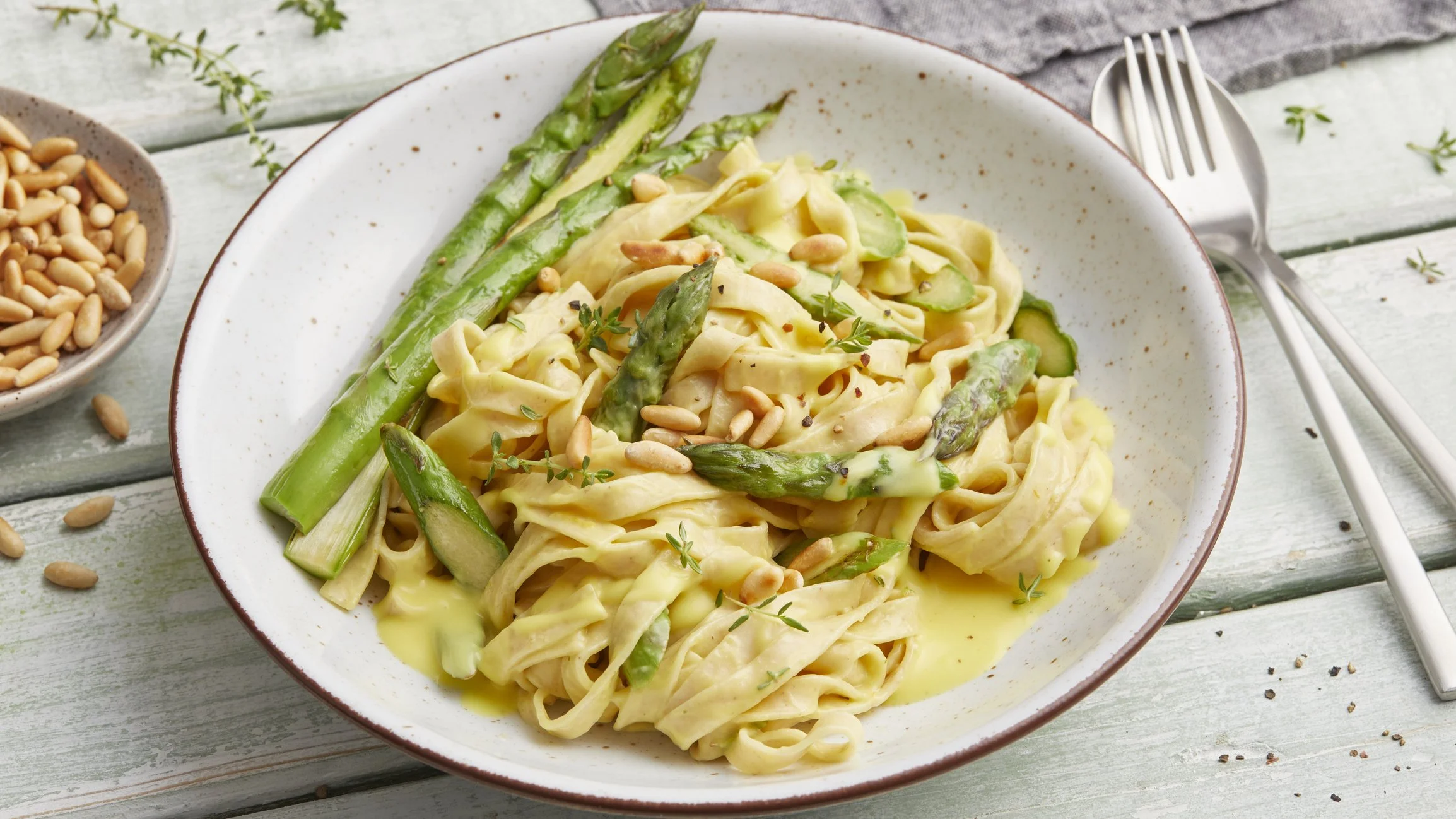 Spargel-Pasta mit Zitronenrahm &amp; gerösteten Pinienkernen