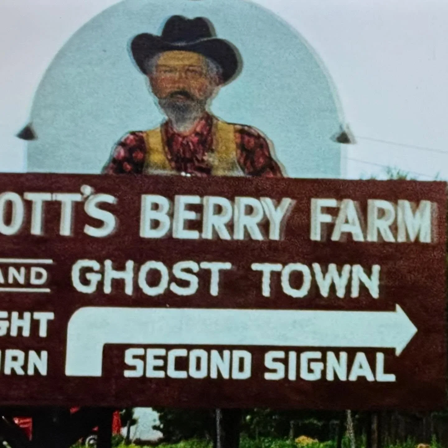 Bring this type of signage back! Handmade, homegrown, mom-n-pop, roadtrip aesthetic.

Images via the great doc #disneylandhandcrafted by @leslie.iwerks @iwerksandco 

Really, really miss those days: family trip in the station wagon, paper map in hand