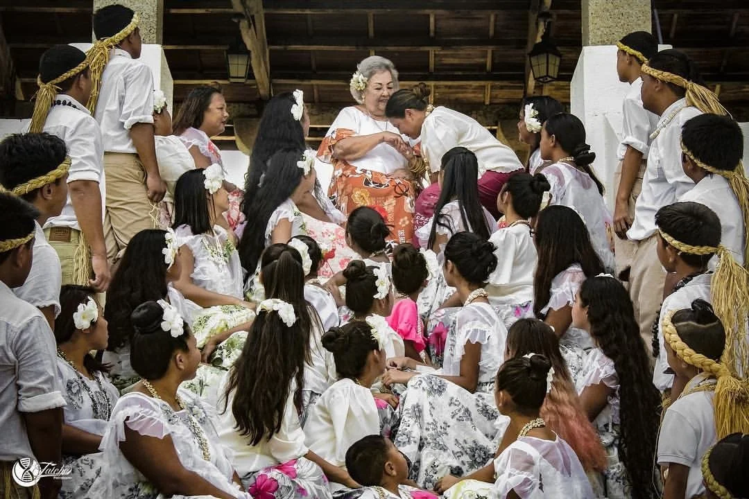 Nginge&rsquo;⁠
&ldquo;Smell&rdquo;⁠
⁠
Honoring elders⁠
⁠
Nginge&rsquo; is a term that describes the smelling or sniffing of the back part of an elder&rsquo;s slightly raised right hand. Elders, or man&aring;mko, collectively understood to have wisdom