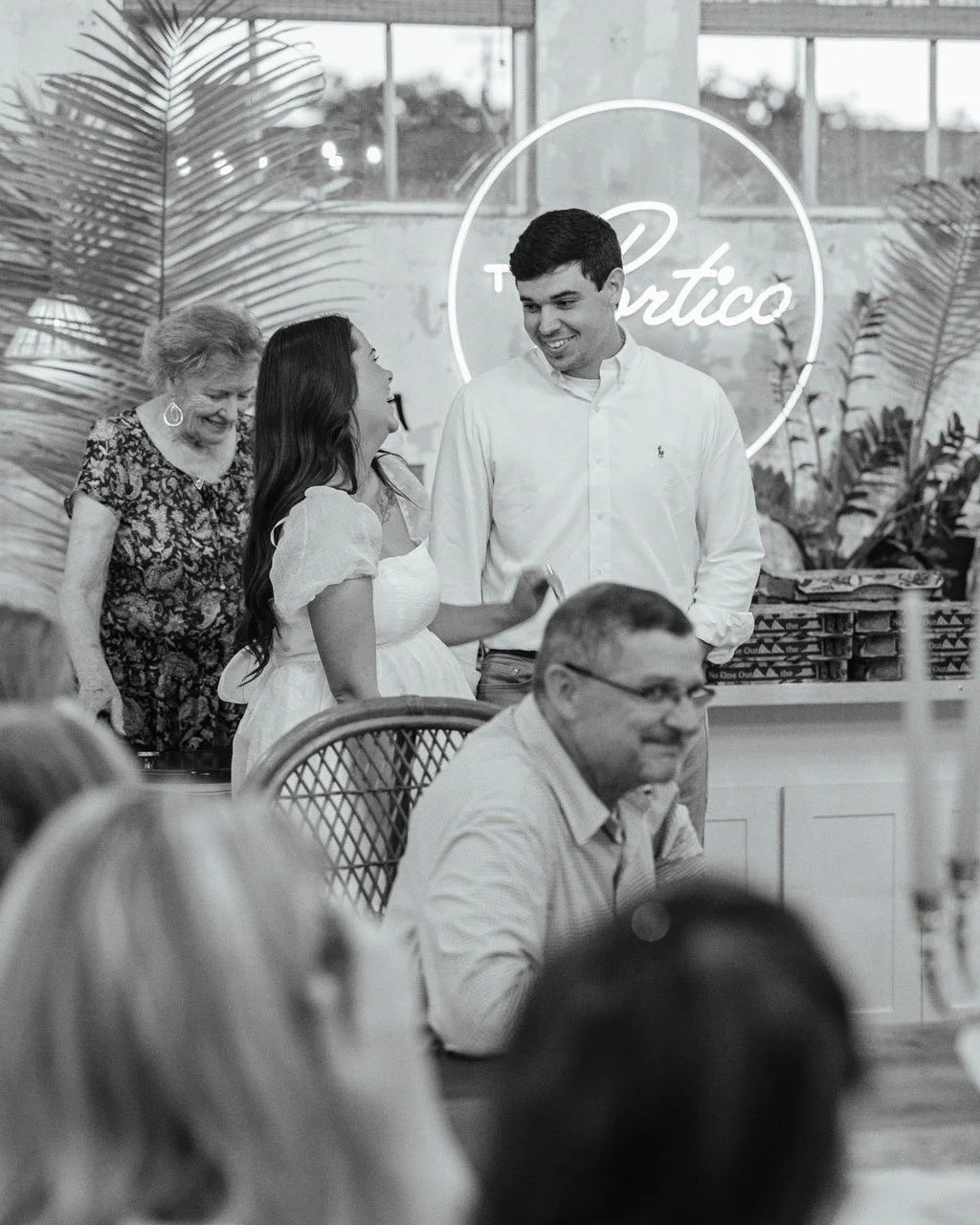 The night before &ldquo;I do&rdquo; never looked so good. 🍕✨
Alex &amp; Trinity made the most of having the full property the day before their wedding&mdash;starting with an outdoor rehearsal at the ceremony site led by Caroline, our in-house planne