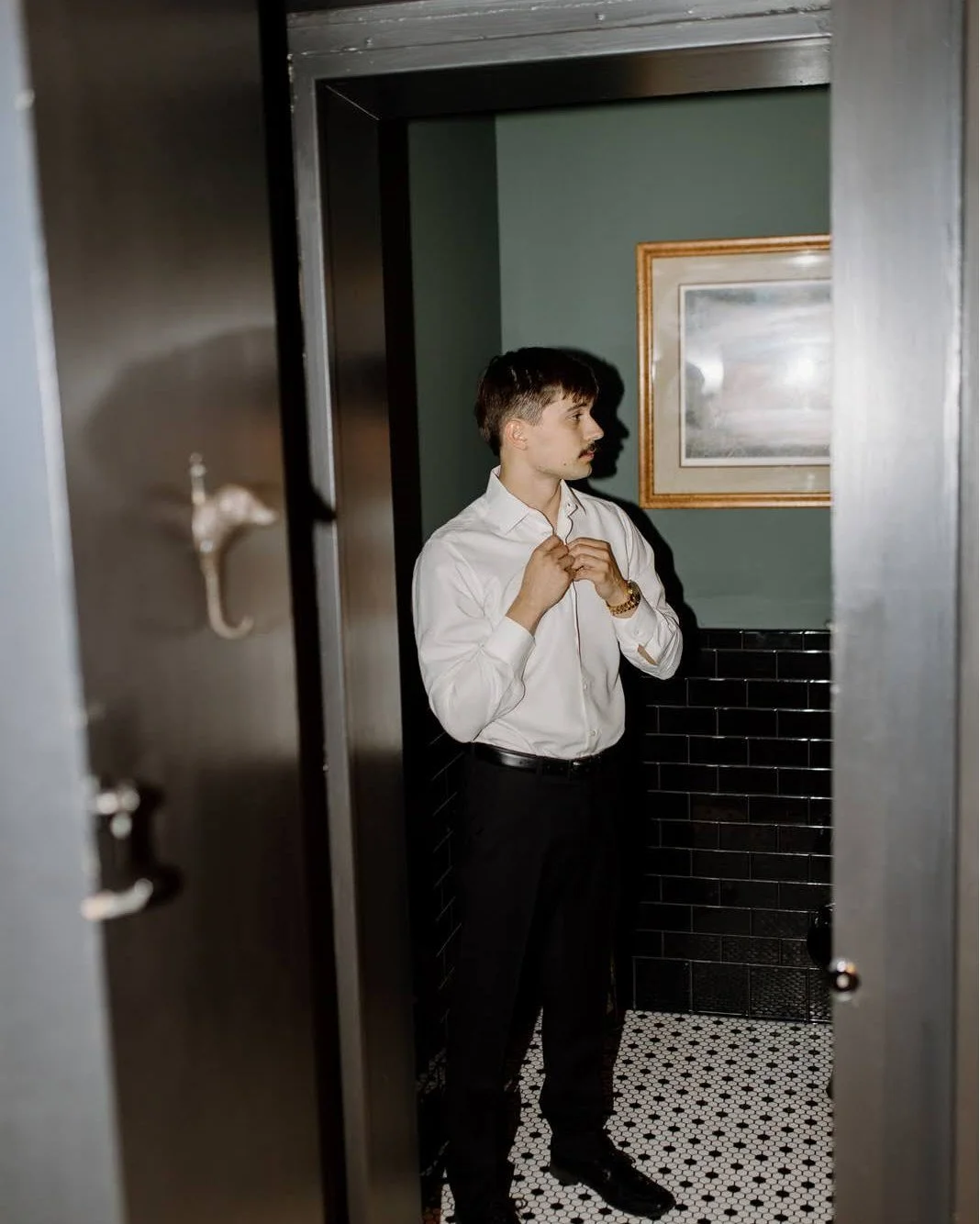 The Bird Dog is a space that lets the groom breathe, settle in, and actually enjoy the morning.

Pool table, in-suite bar options, room to hang with his crew, and a vibe that feels intentional.

Because the groom deserves a place that&rsquo;s just as