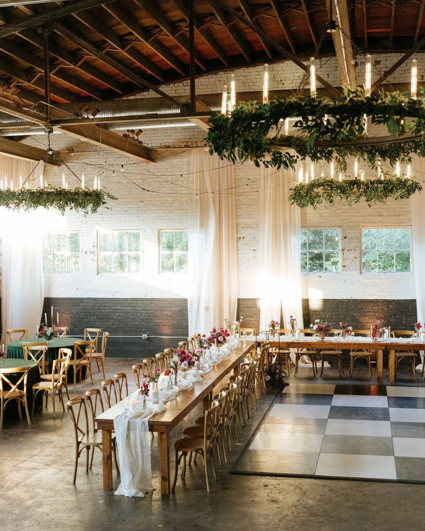 Beautiful space. Natural light. Ready for your warm celebration. 🥂
.
@rachelwattersphoto
@jmeventsanddesigns 
@thewillowblu