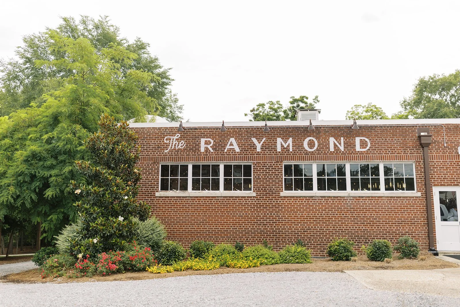 Picture yourself here. 🤍 Our spaces were made for moments like these. Book your tour at The Raymond Venue we are just minutes from Jackson, MS. 
.
Photos by @andyrobertsphoto