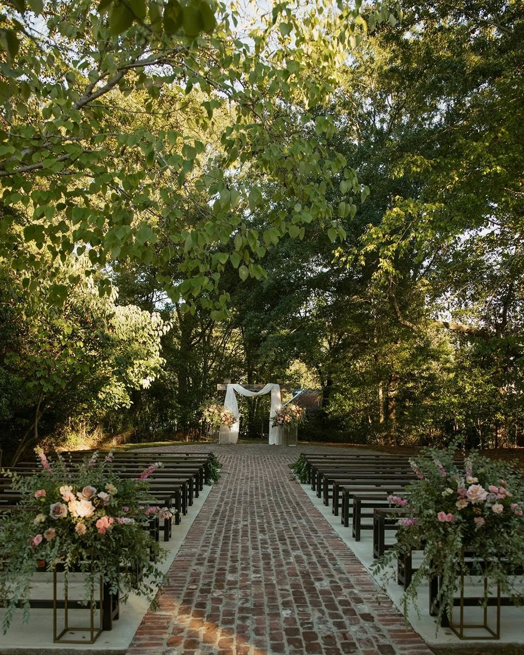 Golden hour, just married, and a night full of magic ahead. 🌙🤍 This is what forever looks like at The Raymond Venue.
.
Flowers and Planning by The Raymond Venue.