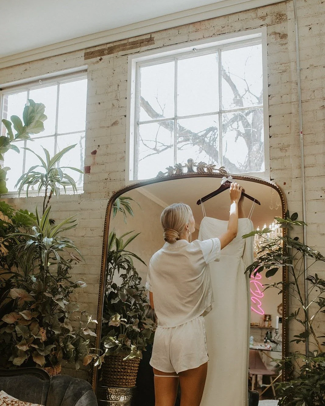 Elegance personified. 🤍 Our stunning bridal suite set the perfect stage for this radiant bride. Moments like these are what dreams and beautiful wedding days are made of. 
.
Photos by April and Paul