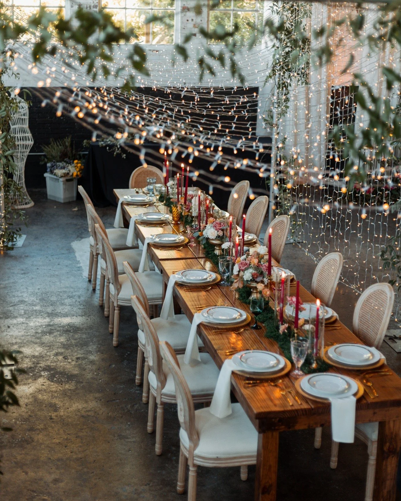 A romantic evening layered with lush florals, twinkle lights, and the sound of lively music drifting through the night. And it was even prettier in person ✨✨

Planner &amp; Designer @jmeventsanddesigns 
🌸 @oakexperience @thewillowblu @moxiefloral @l