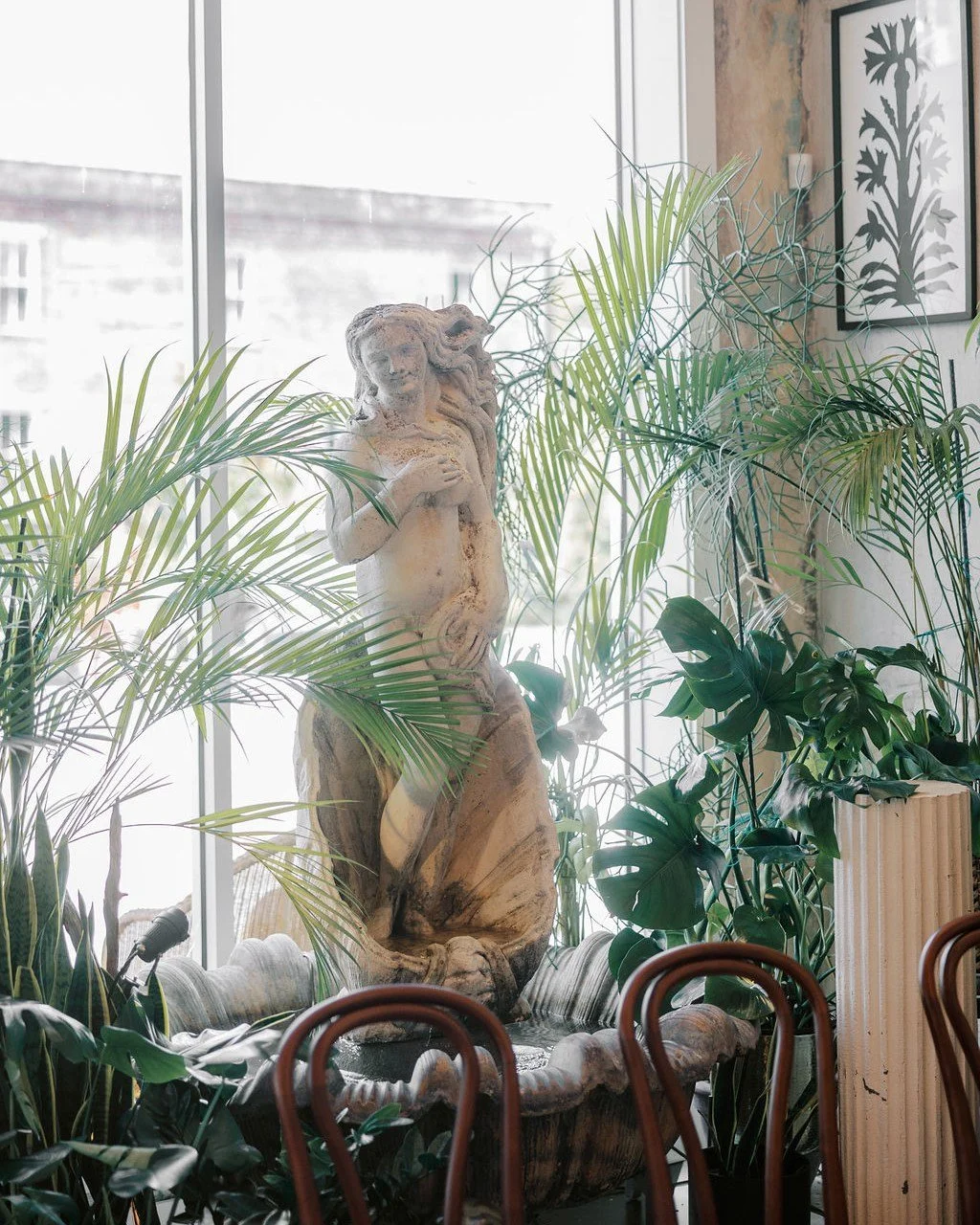 A few snapshots of the in-between moments.

A cheerful, bright day filled with warmth, laughter, and the quiet kind of love that shows itself in glances, gestures, and being fully present.
.
@shelbymullinsphotography