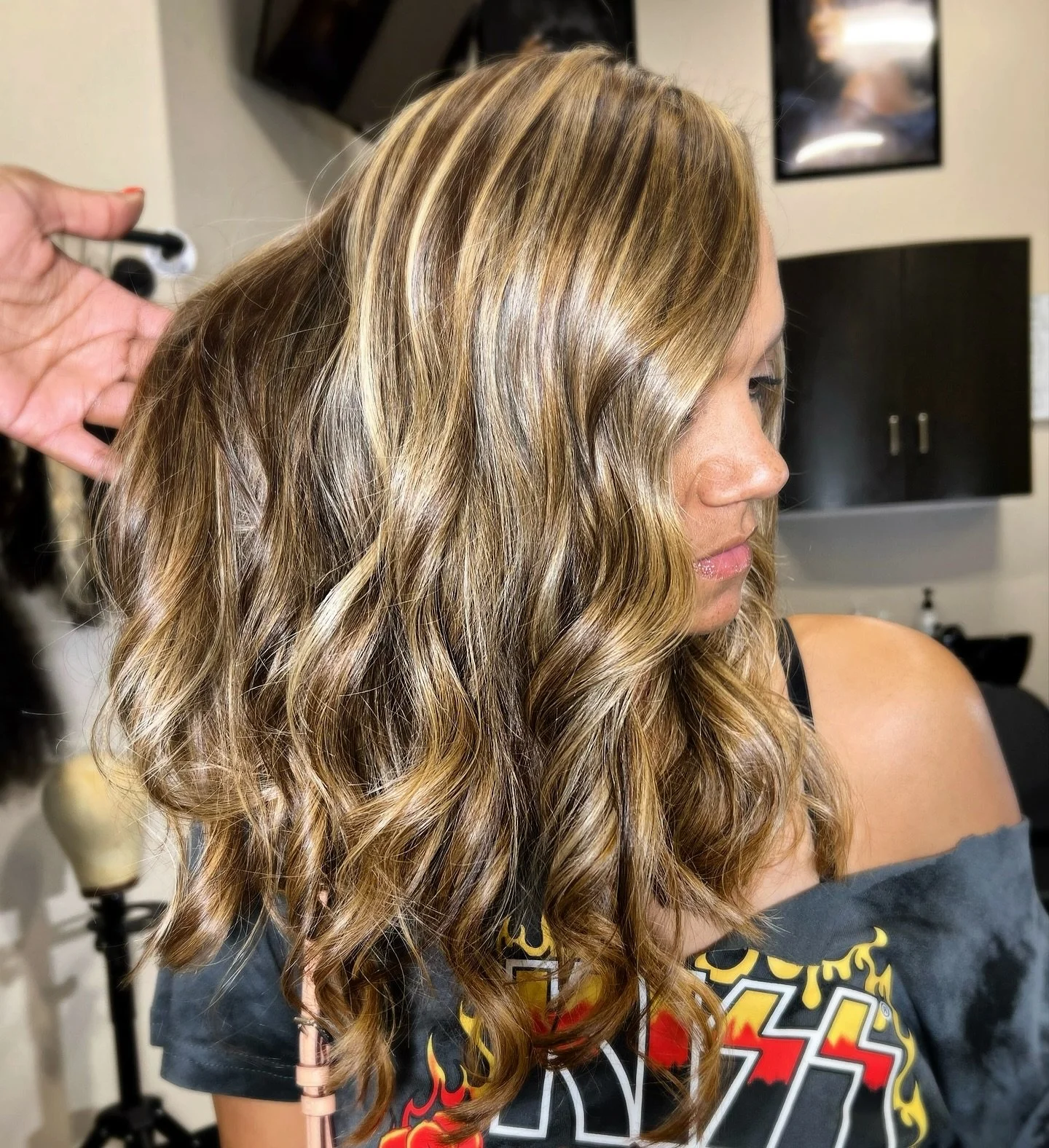 One thing about it and two things for sure&hellip; good hair is our #1 priority. Color refreshed and feeling amazing at The Chic House 😍🏆

🌹Reserve your experience online, we&rsquo;re ready to serve you 🥂

www.lechicchateausalon.com
