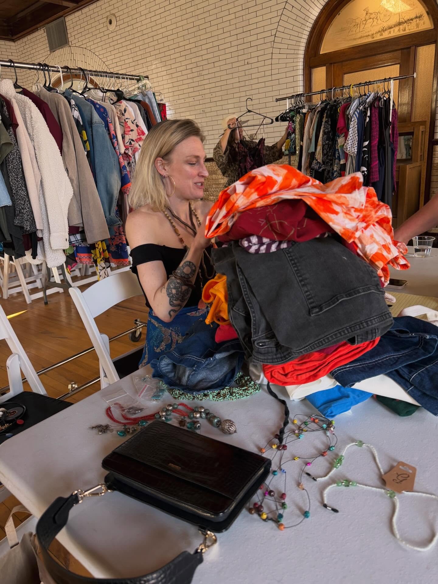 Be the audacity you wish to see in the world.

Little behind the scenes moments at The Castle Closet - A Vintage Affair with @joslyncastle and @consciouscollectionsfest.

The only thing about working events is that I hardly ever get to shop and mingl