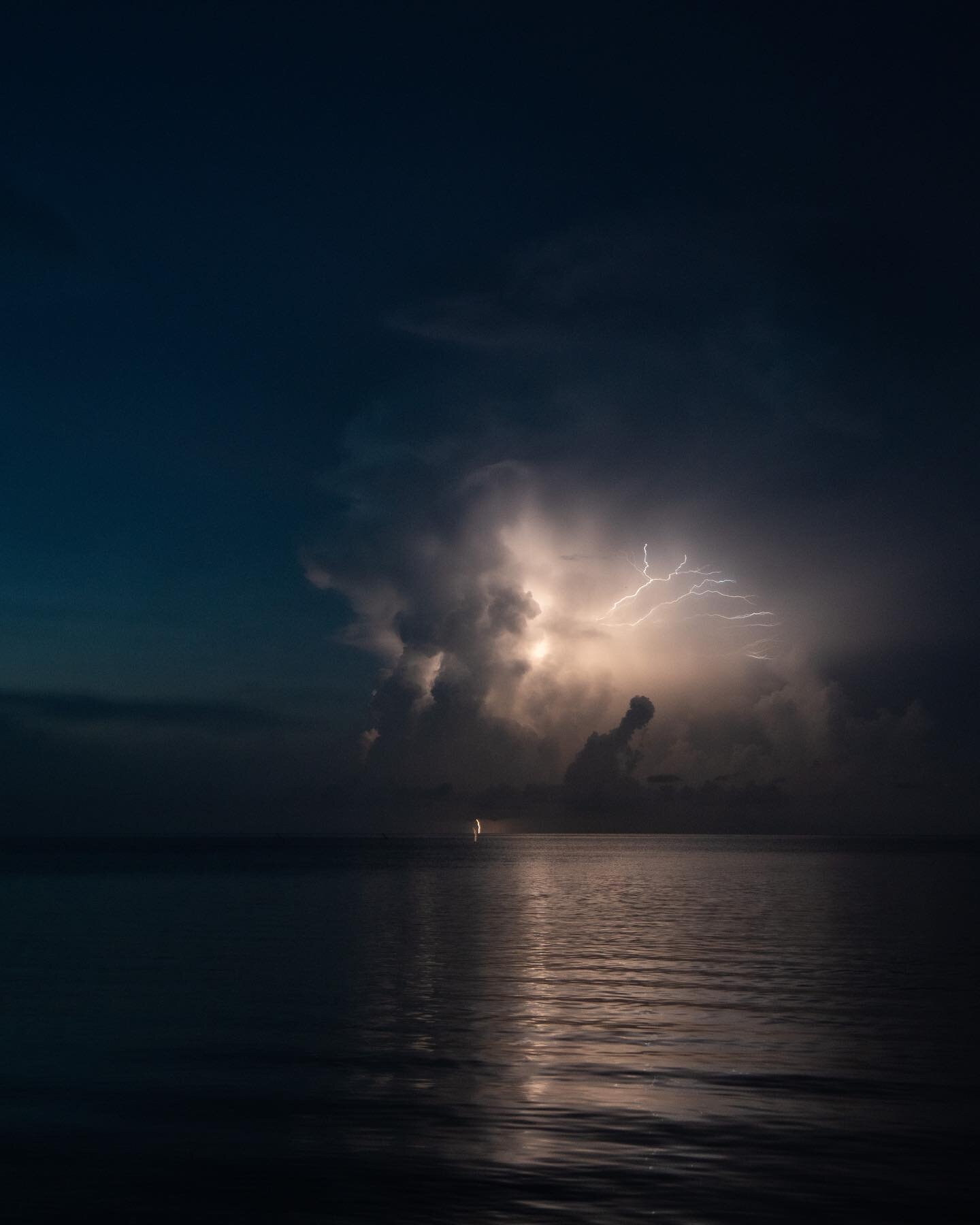 After an epic paddle sesh (shout out to @caboardsports for hooking us up with a board for our trip), we watched the sky explode over the ocean.