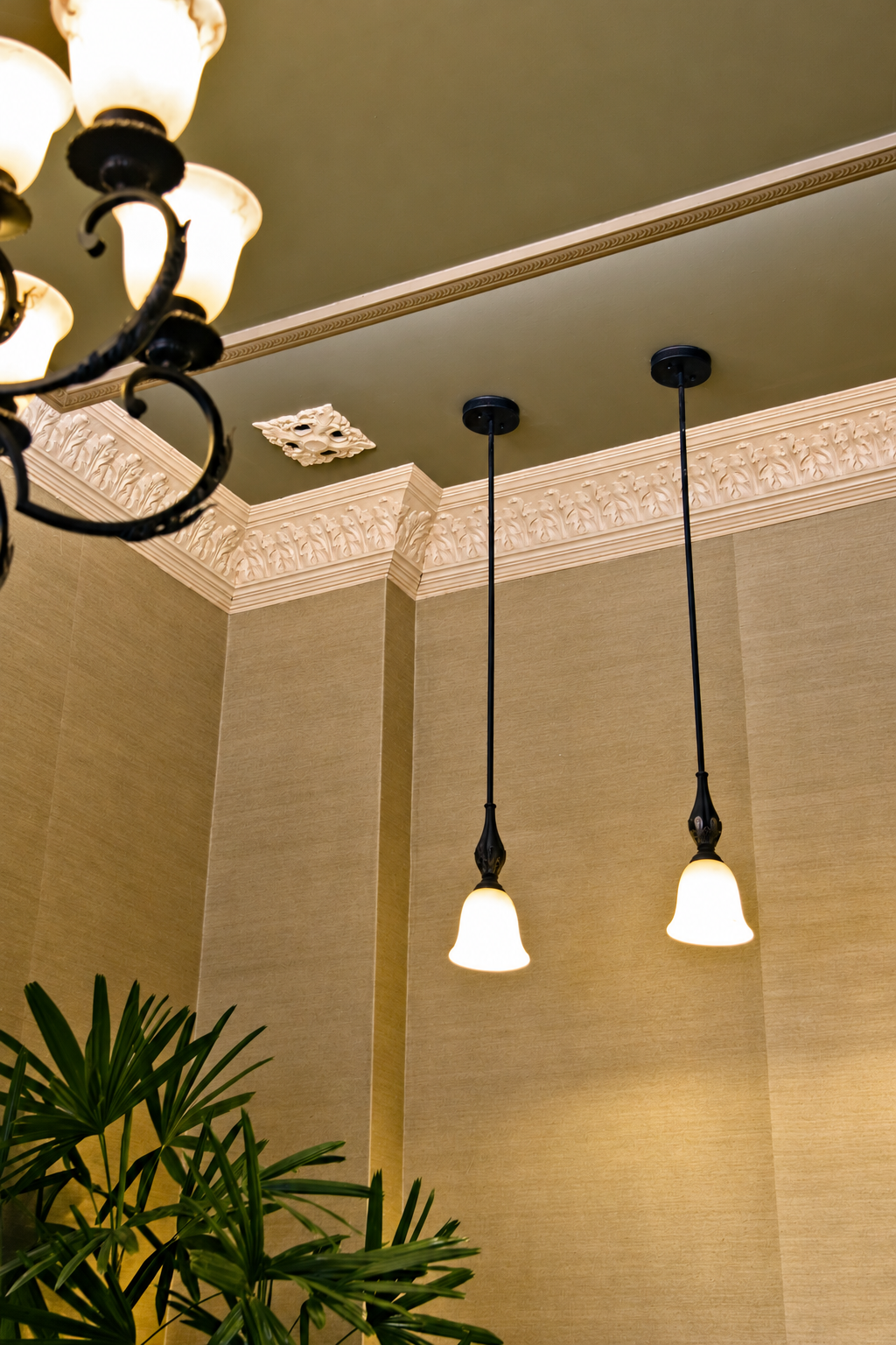 Molduras y luminarias del interior institucional de SEEPID, Palacio Nacional, 2009.