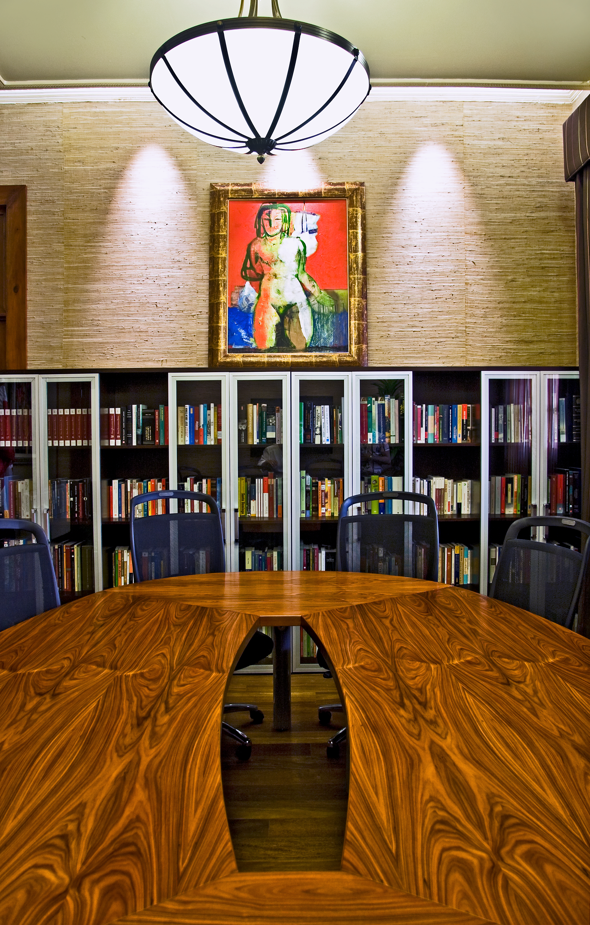 Vista frontal del salón de conferencias de SEEPID, con biblioteca y mesa de madera, Palacio Nacional, 2009.