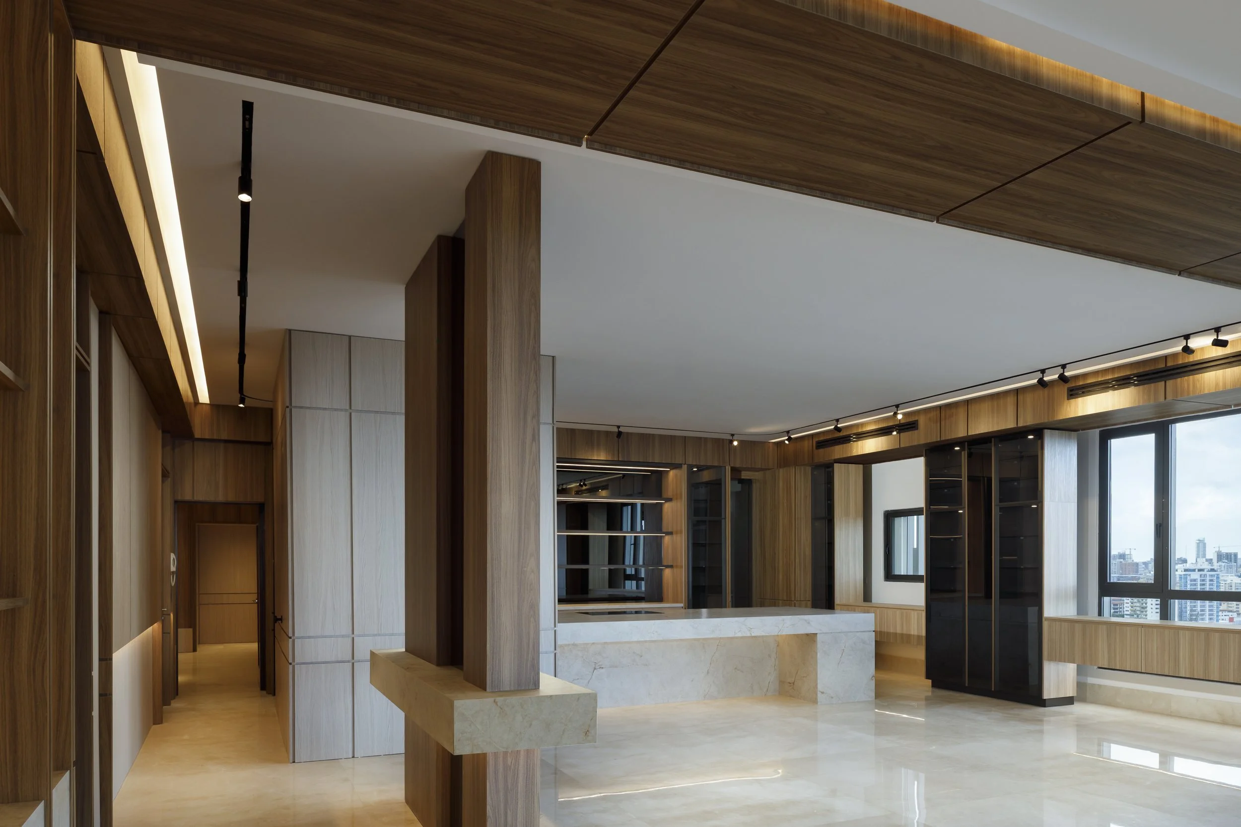 Interior moderno con paredes y techos de madera, ventanas grandes y pisos de mármol, con vista a la ciudad.