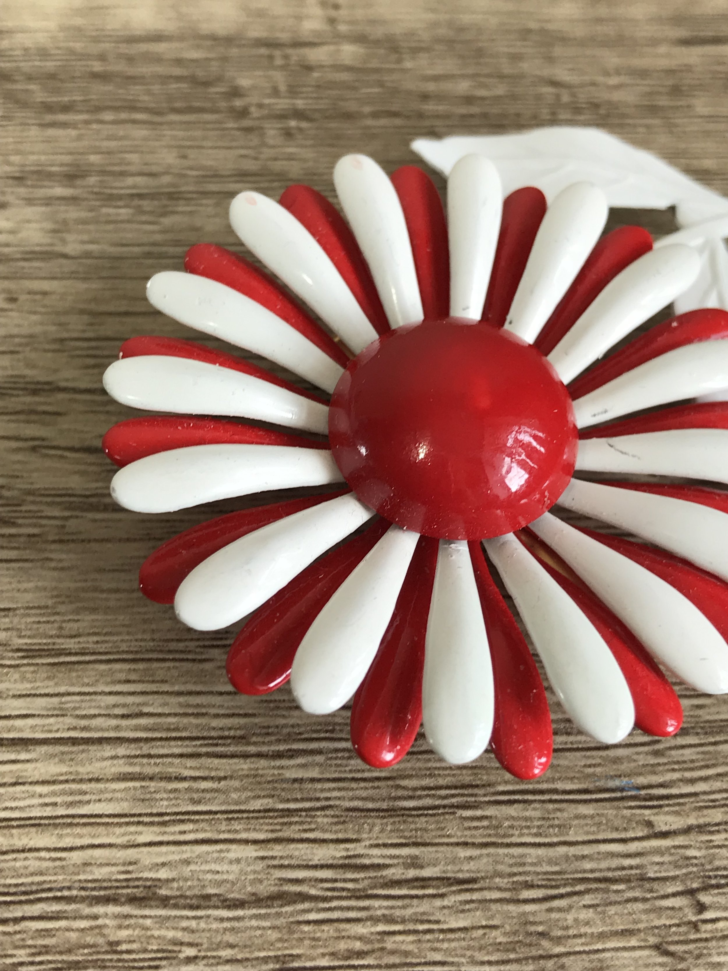 1950s Enamel Flower Brooch ❤️