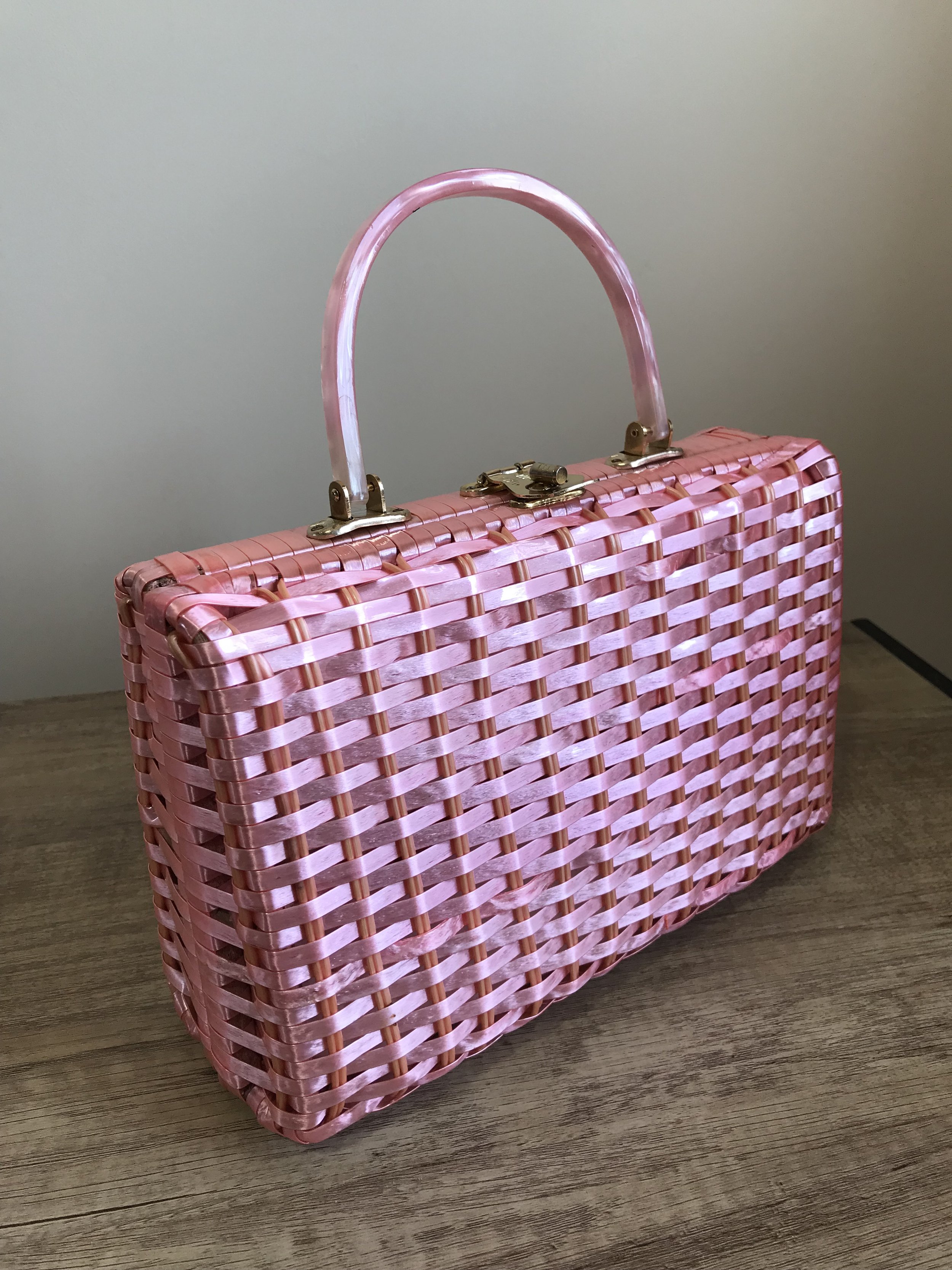 1950s Frosted Pink Wicker Handbag 💖