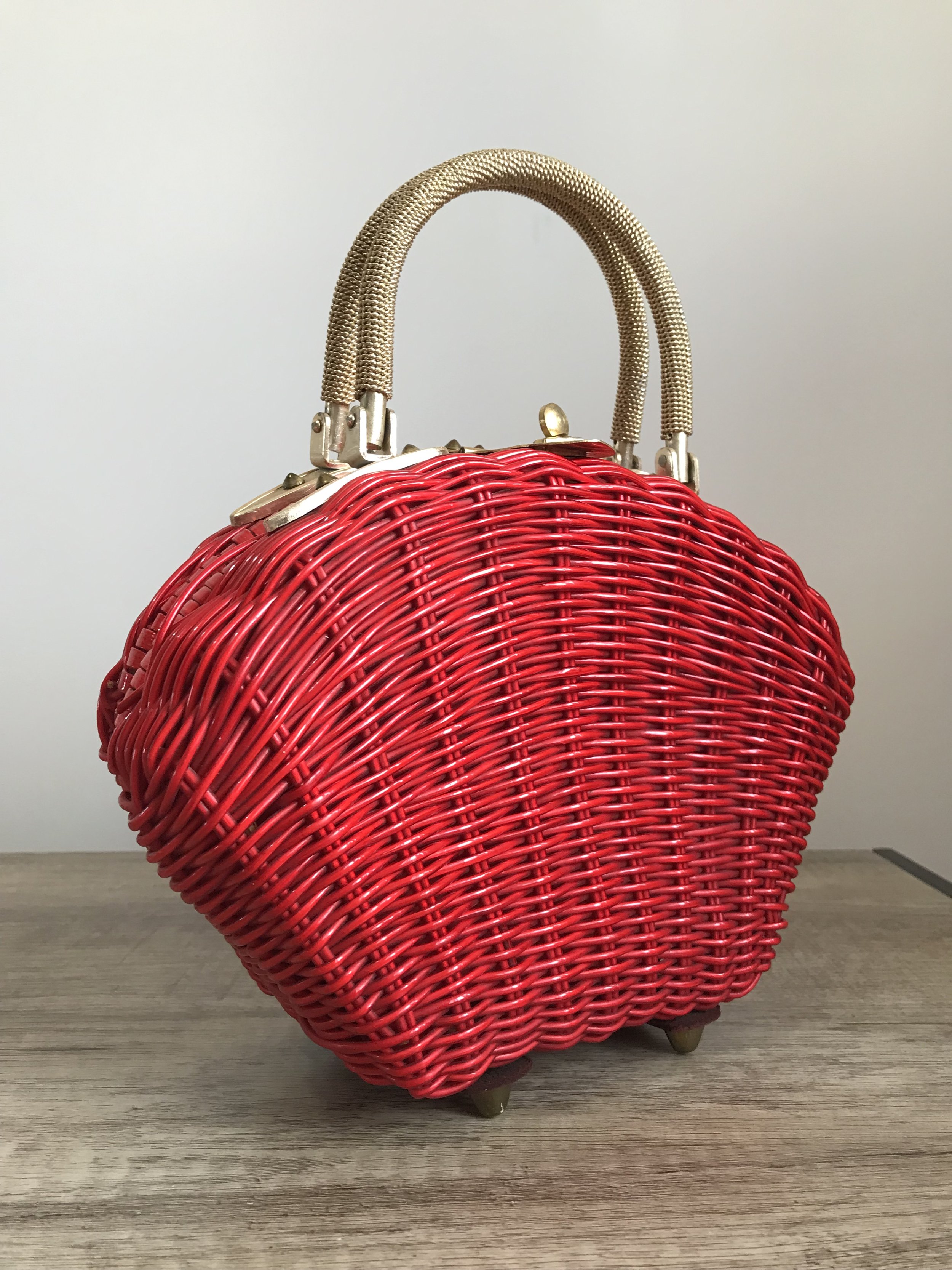 1950s Clam Shell Red Wicker Handbag ❤️