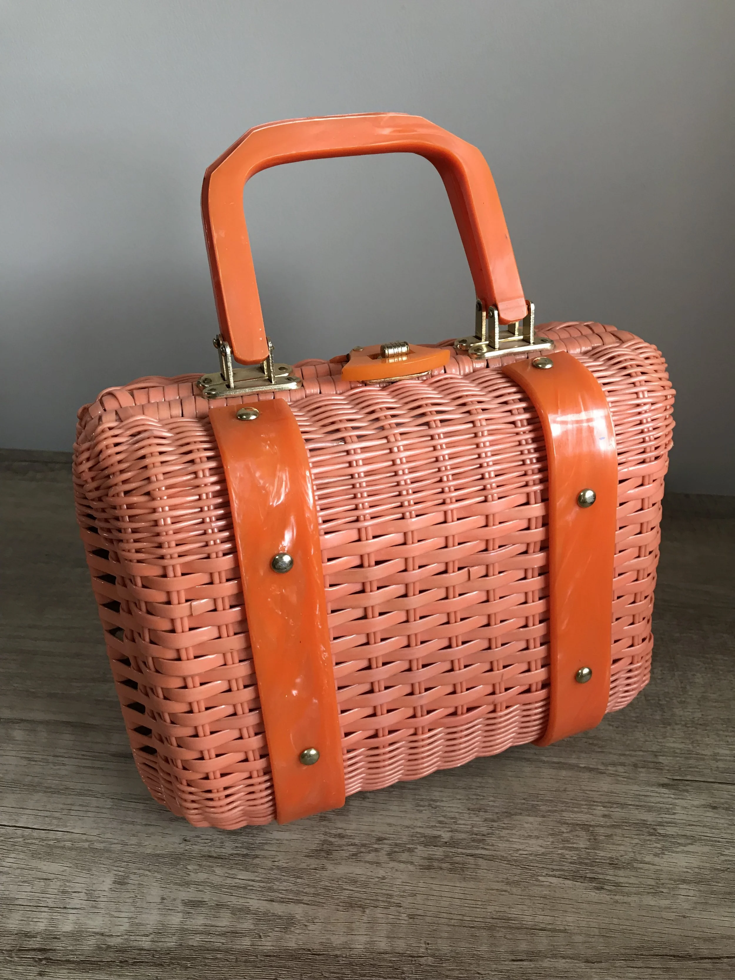 Peach Wicker handbag with Lucite handles 🧡