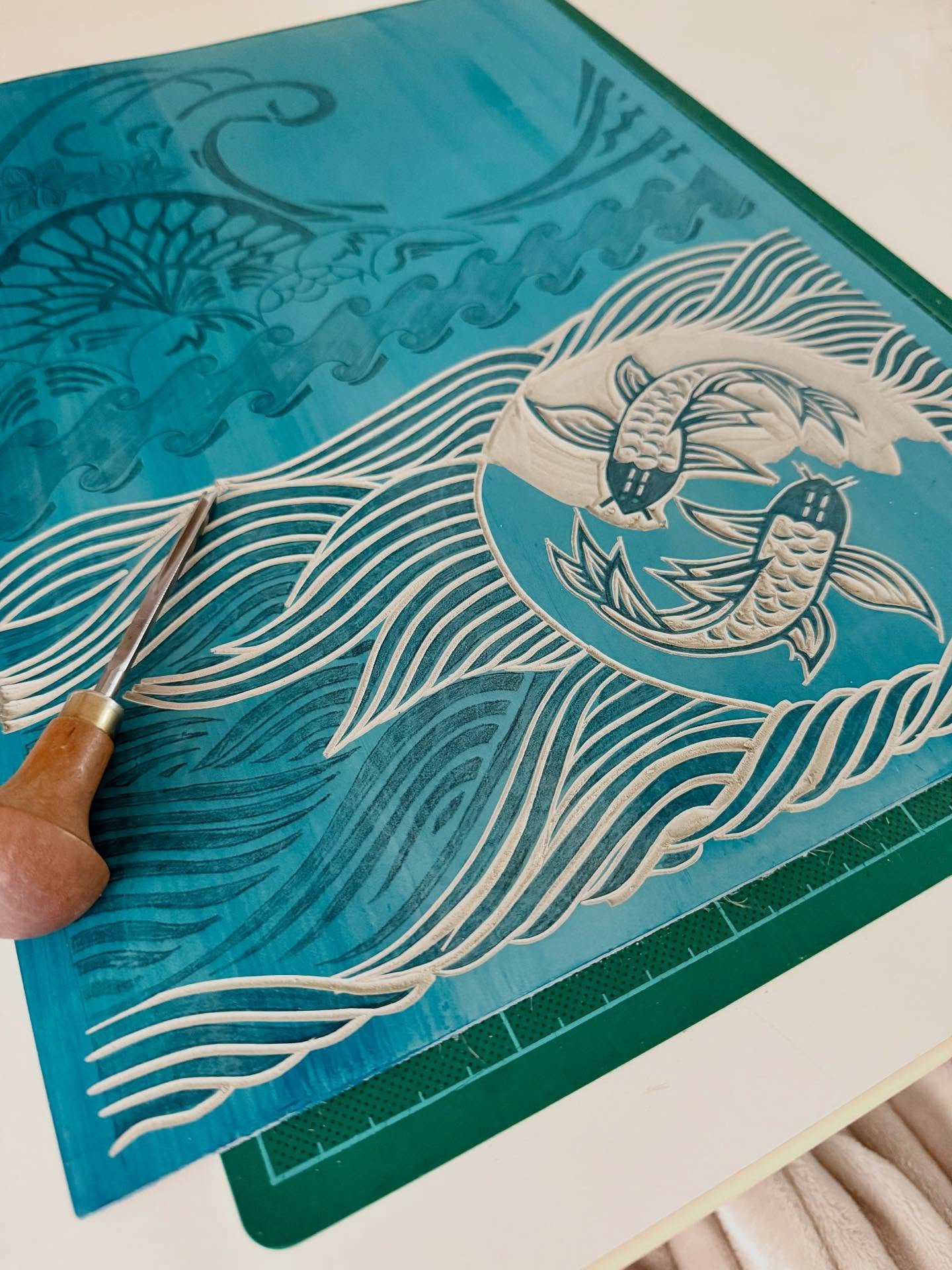 Starting on a new Japan-inspired A3 Lino print. Calm, meditative carving 🌊 

#japan #kyoto #tokyo #lino #linoprint #artwork #printmaking #printmakersofinstagram
#handprinted #handcarved #contemporaryprintmaking #waves #patterns