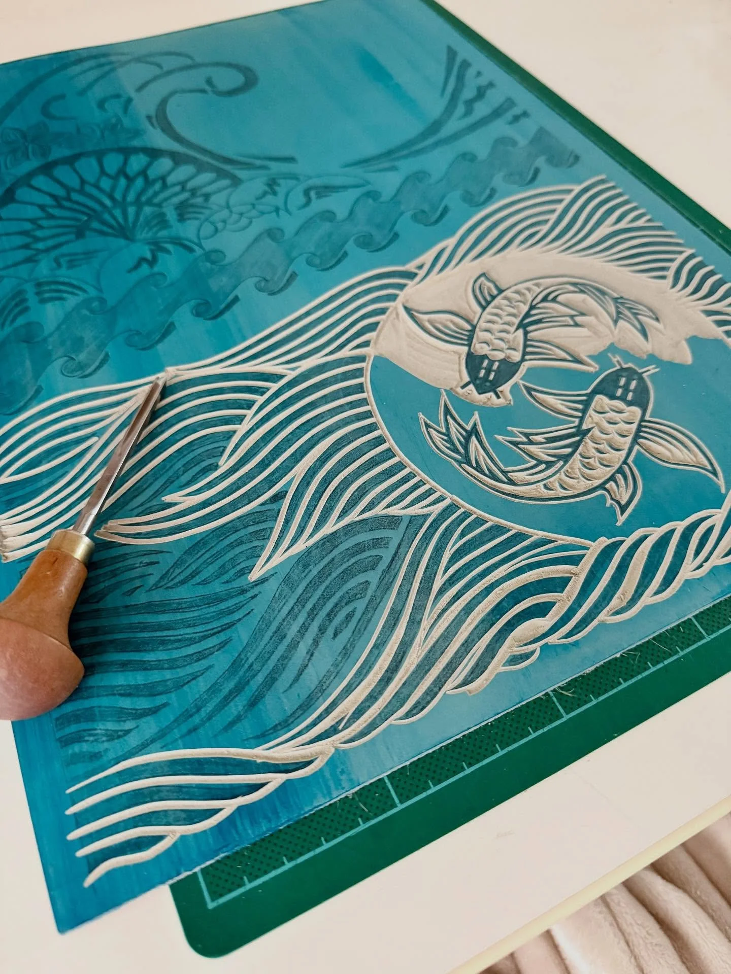 Starting on a new Japan-inspired A3 Lino print. Calm, meditative carving 🌊 

#japan #kyoto #tokyo #lino #linoprint #artwork #printmaking #printmakersofinstagram
#handprinted #handcarved #contemporaryprintmaking #waves #patterns