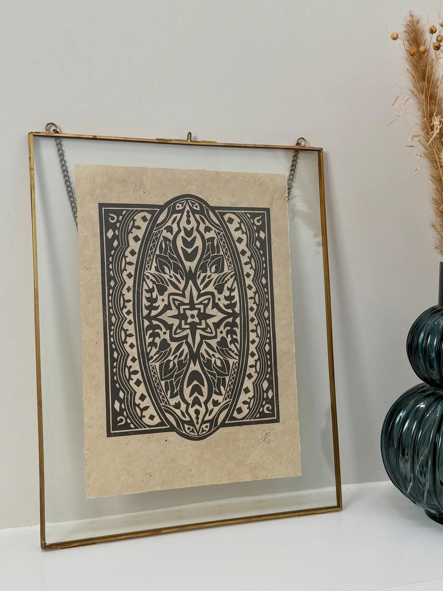 ☀️ Enjoying the sunny weekend. My latest print is dry and cut to size. I&rsquo;m growing my collection of gold frames 🌟
-
-
-
#linoprint #pattern #lino #gold #print