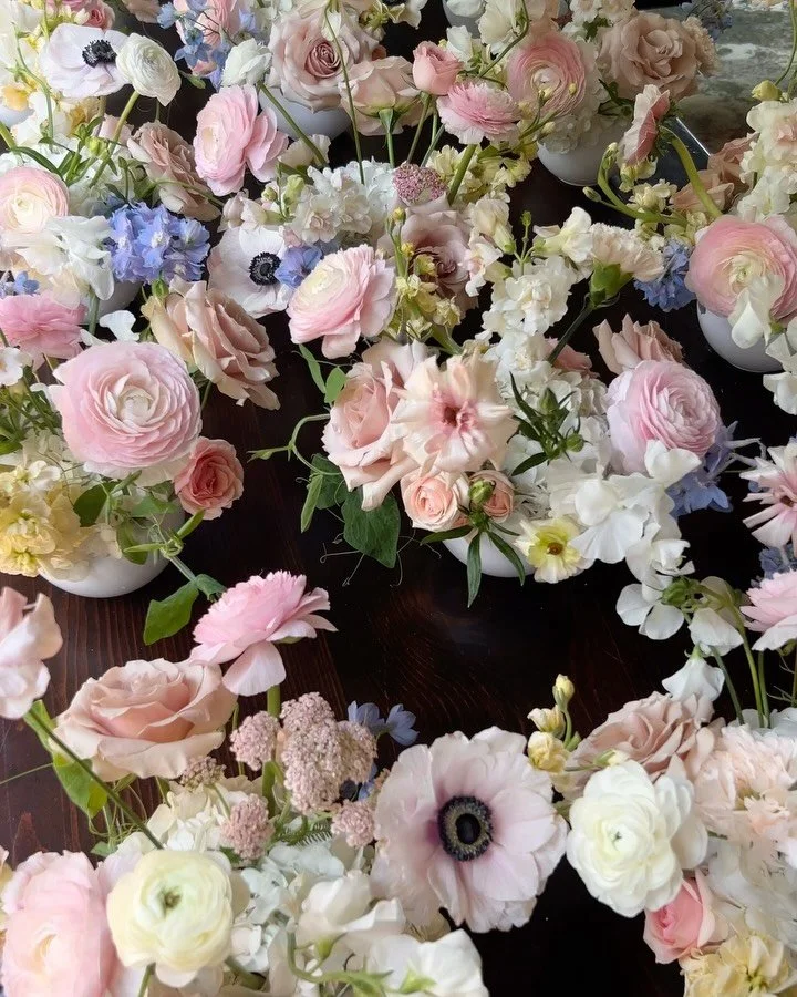 Mini centerpieces for this pastel wedding 🥰

The perfect way to have florals go a little further down the table instead of doing one larger centrepiece per table. Especially perfect if you have skinnier tables but don&rsquo;t want the budvase look! 