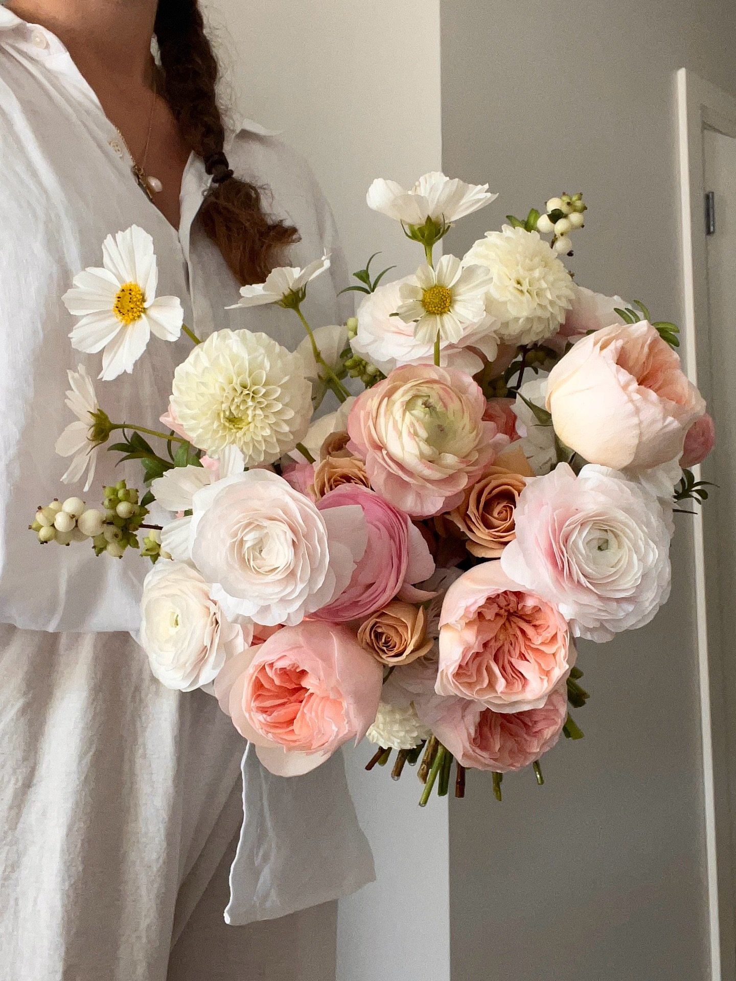 An August wedding bouquet 🥰✨

Complete with ranunculus, Juliet garden roses, dahlias, cosmos and more! 

Congratulations I &amp; R! 🤍
