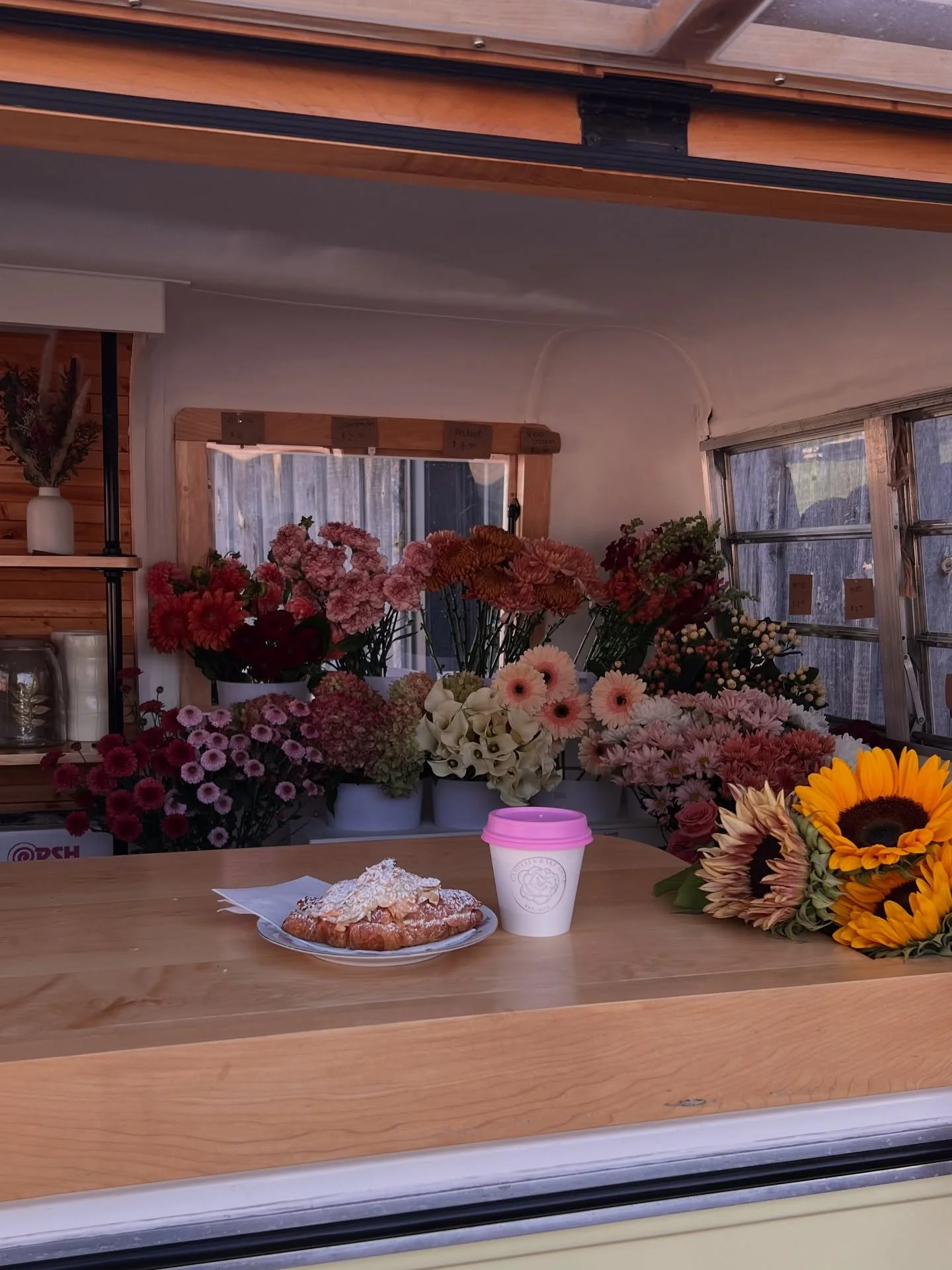 One flower camper pop up this week!! And this weekend is the Autumn Equinox 🌝

We will be at @camelliabakeshop this FRIDAY September 19th with fresh flowers, and dried flowers 🤎🌾🍂 9am-3pm 

See you there!!! 🥰