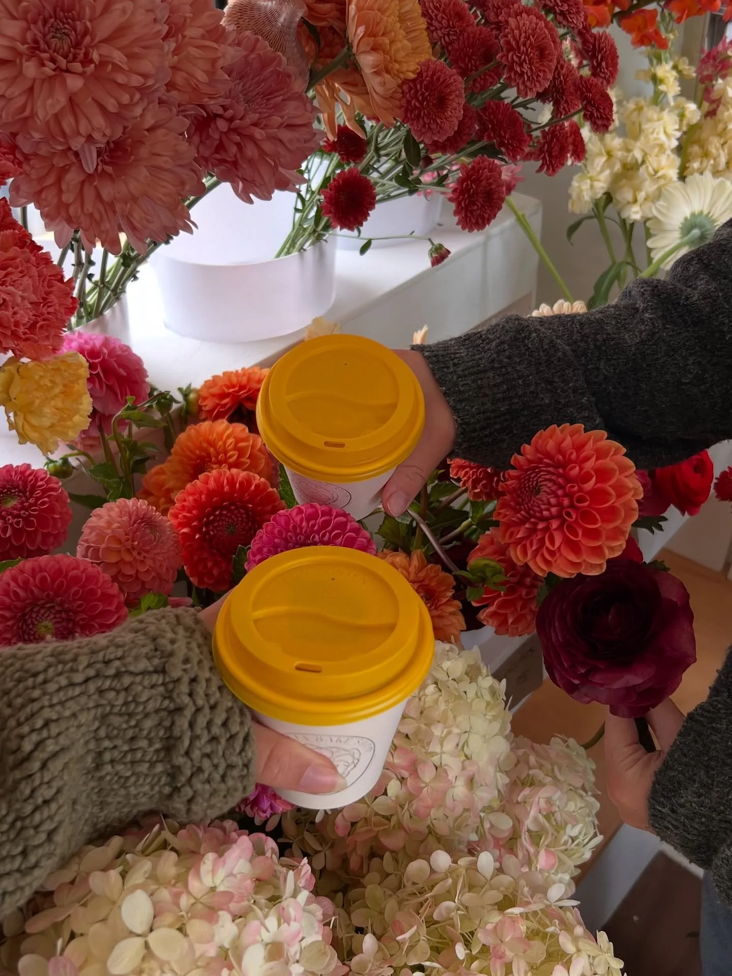 Fall in the flower camper has arrived 🤎🍂🌾
And there is nothing like it! 

We&rsquo;ll see you this weekend, same time, same place 😘

Friday &amp; Saturday 9am-3pm
At @camelliabakeshop 

Find us in the flower camper drinking our fav flat white fro
