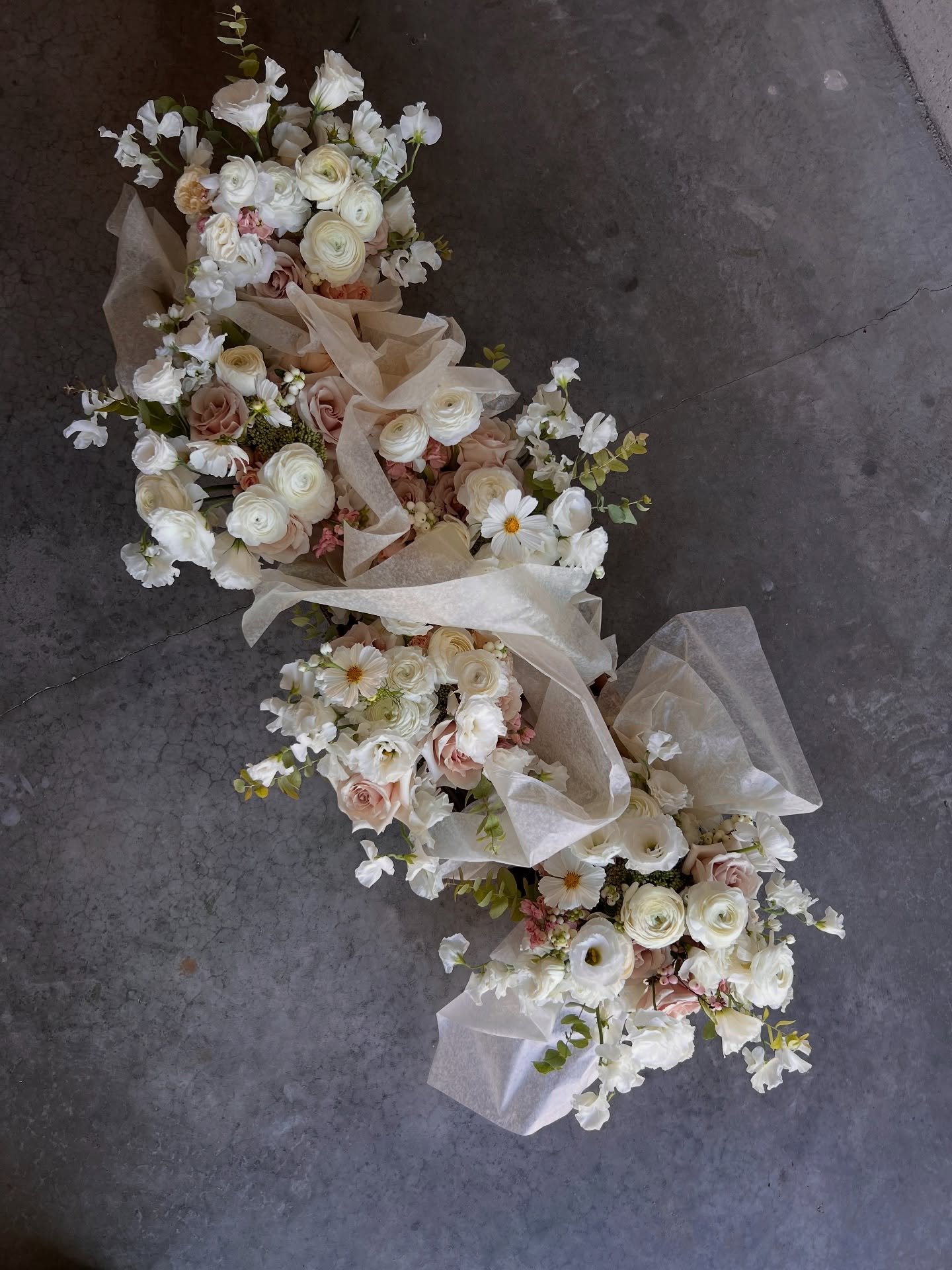 A perfect late August palette for this sweet wedding party ✨
A very gentle way of doing whites/neutrals while still using some late August textures. 

Congratulations to the sweet couple S&amp;T ✨🤍