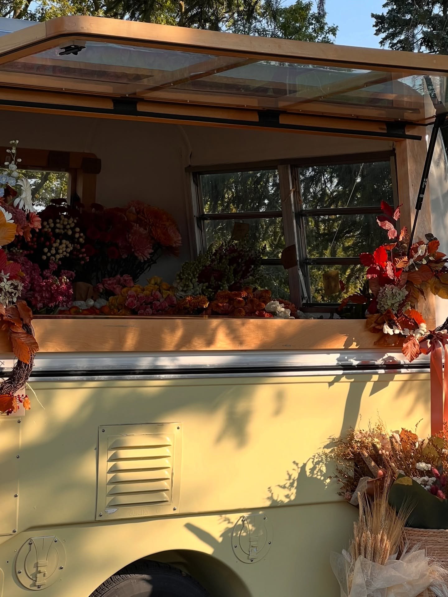 Our second last pop-up of the year is THIS Friday!! Thanksgiving weekend! 🦃
October 10th 
At @camelliabakeshop from 9am-3pm

As a little thank you and a celebration of the end of the season, we will be having a big sale! 🥰

✨ All dried florals, vas