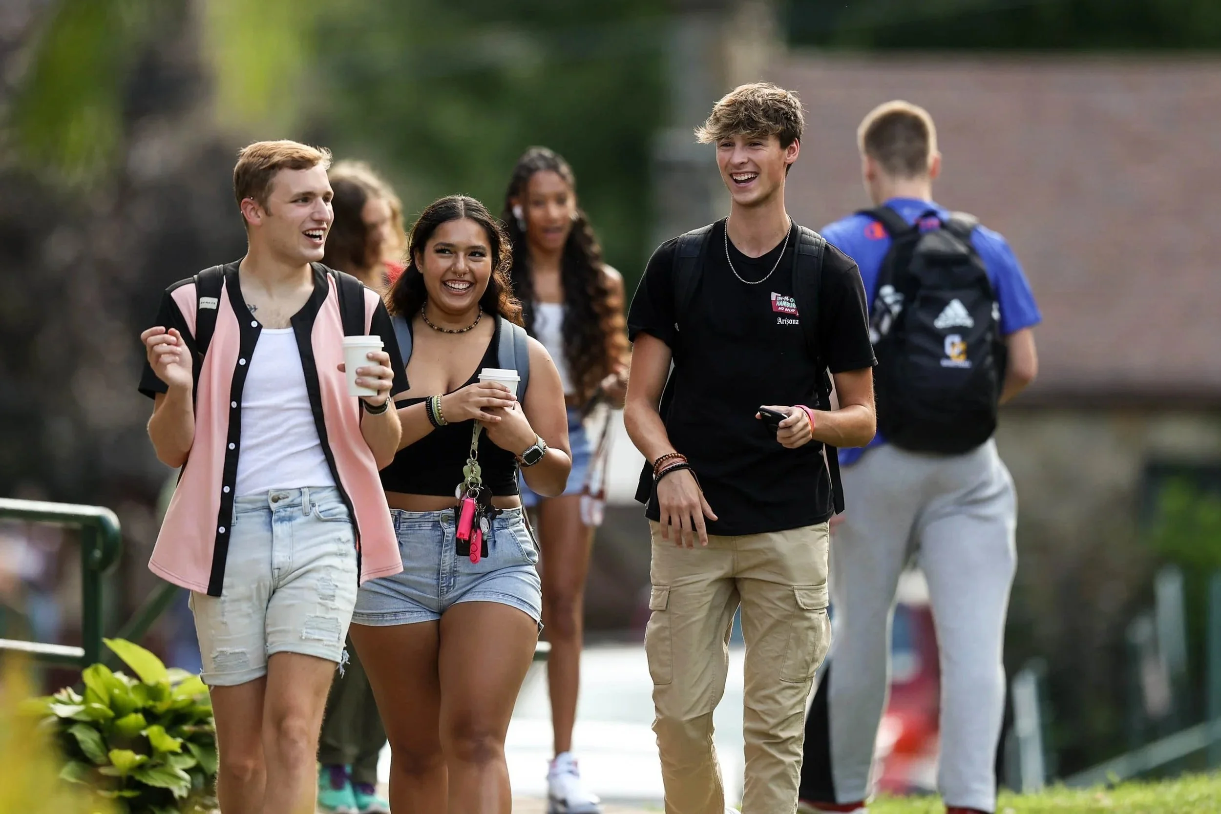 A group of Lees-McRae students walk through
Swank Park on the first day of class.